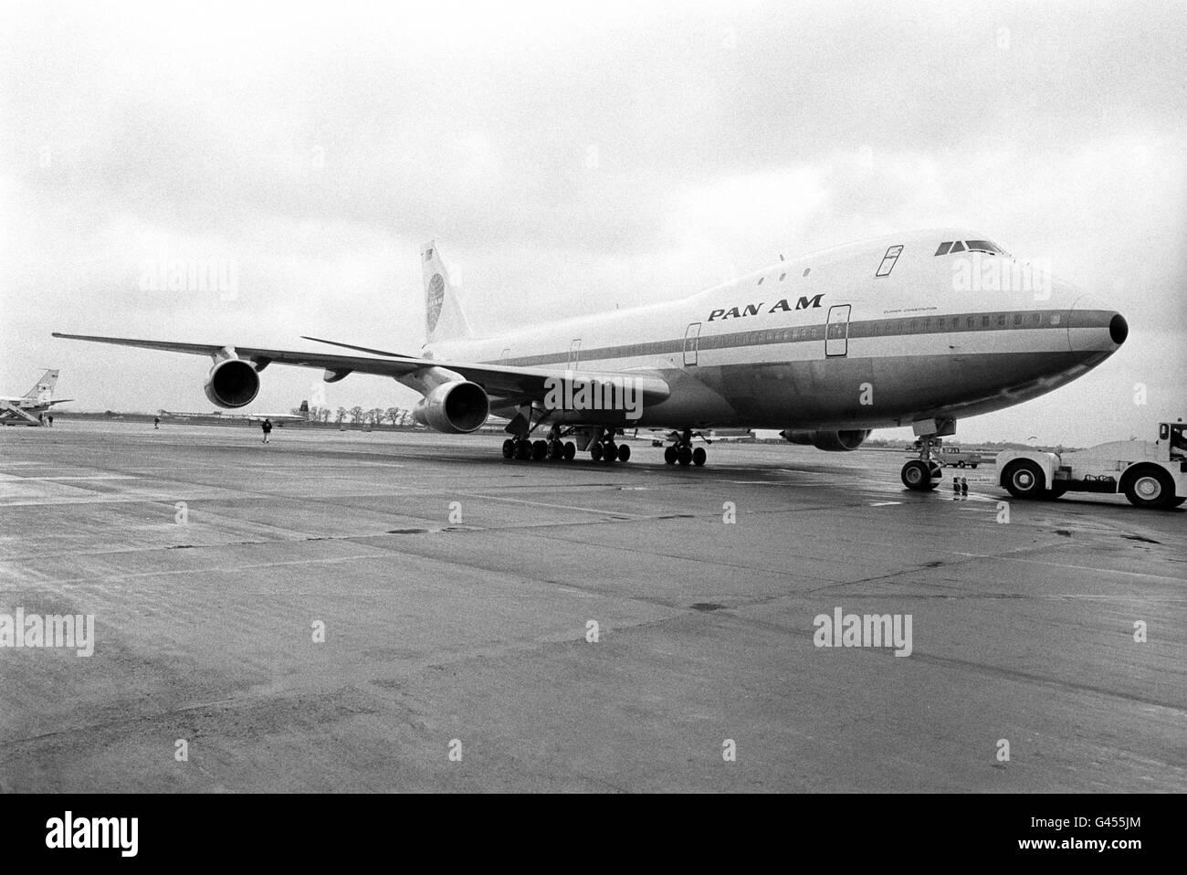 Il primo Boeing 747 Jumbo Jet atterra all'aeroporto di Heathrow sulla pista. Tra i 361 passeggeri del volo panamericano c'erano il personale delle compagnie aeree e alcune famiglie e funzionari dell'Agenzia federale dell'aviazione americana. L'enorme aeromobile è arrivato con tre ore di ritardo a causa di un cambio di motore e di un ingorgo all'aeroporto JFK di New York. Foto Stock