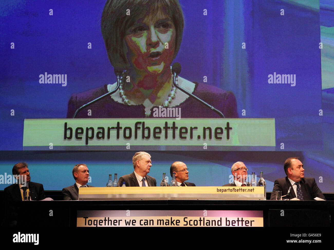 Il leader della SNP e il primo ministro Alex Salmond (estrema destra) assiste il vice primo ministro Nicola Sturgeon durante la conferenza di primavera del Partito Nazionale Scozzese, nel SECC di Glasgow. Foto Stock