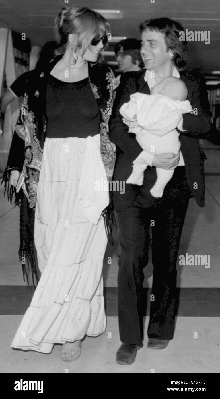 Comico e attore Dudley Moore con la sua seconda moglie Tuesday Weld e il loro figlio Patrick all'aeroporto di Heathrow a Londra. 12/6/96: Moore ha chiesto il divorzio dalla sua quarta moglie, Nicole Rothschild, dopo poco più di due anni di matrimonio. Foto Stock