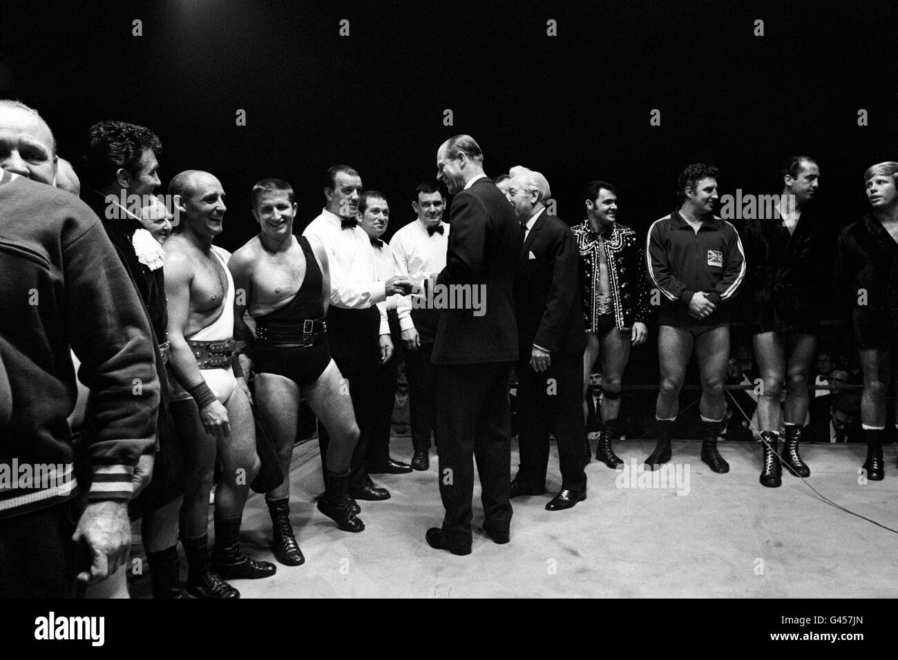 Il Duca di Edimburgo incontrò i lottatori sul ring quando vide il wrestling professionale solo per la seconda volta, come ospite d'onore ad uno spettacolo di raccolta fondi in aiuto della St John's Ambulance Association e Brigade. Foto Stock