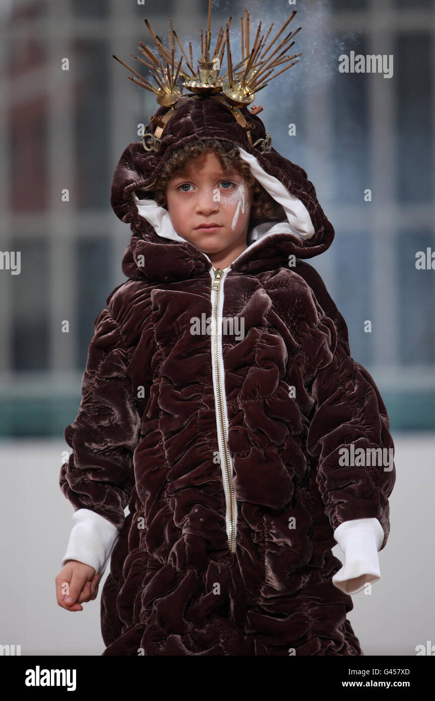 Un modello bambino sulla passerella indossa un design di New Power Studio  con incenso bruciante come parte della giornata di abbigliamento maschile  alla London Fashion Week Foto stock - Alamy