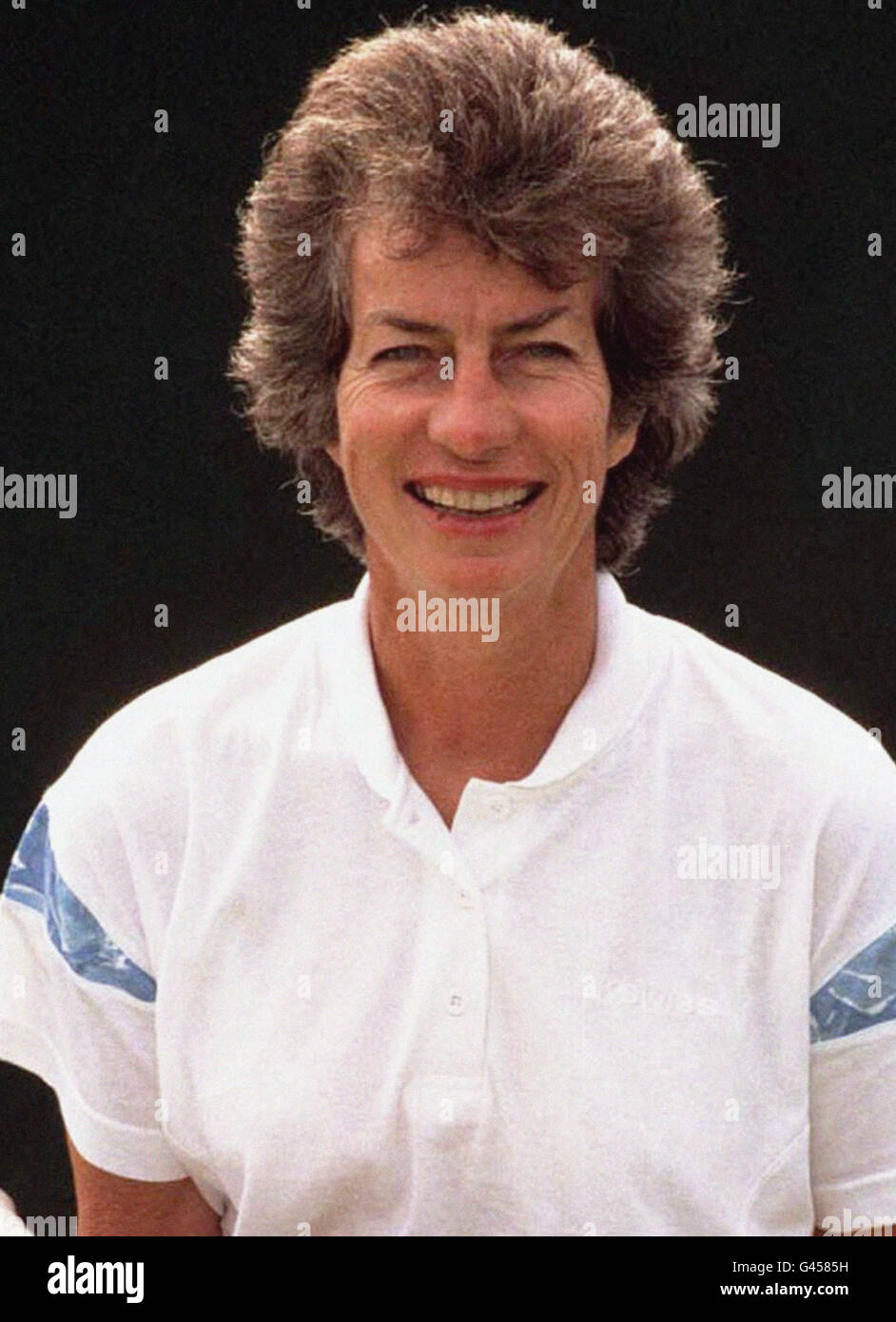 L'ex campione di Wimbledon Virginia Wade, vincitore del titolo di singolo femminile 1977, al Queen's Club Today (Domenica) per il lancio di una nuova iniziativa per i giovani tennisti. I produttori di sapone in polvere Persil offriranno tutti i prodotti Persil ai prezzi di 1977 per la seconda settimana dei Campionati di Wimbledon e per ogni coupon riscattato faranno una donazione alla Lawn Tennis Association per contribuire a finanziare il tennis giovanile britannico. Foto Stock