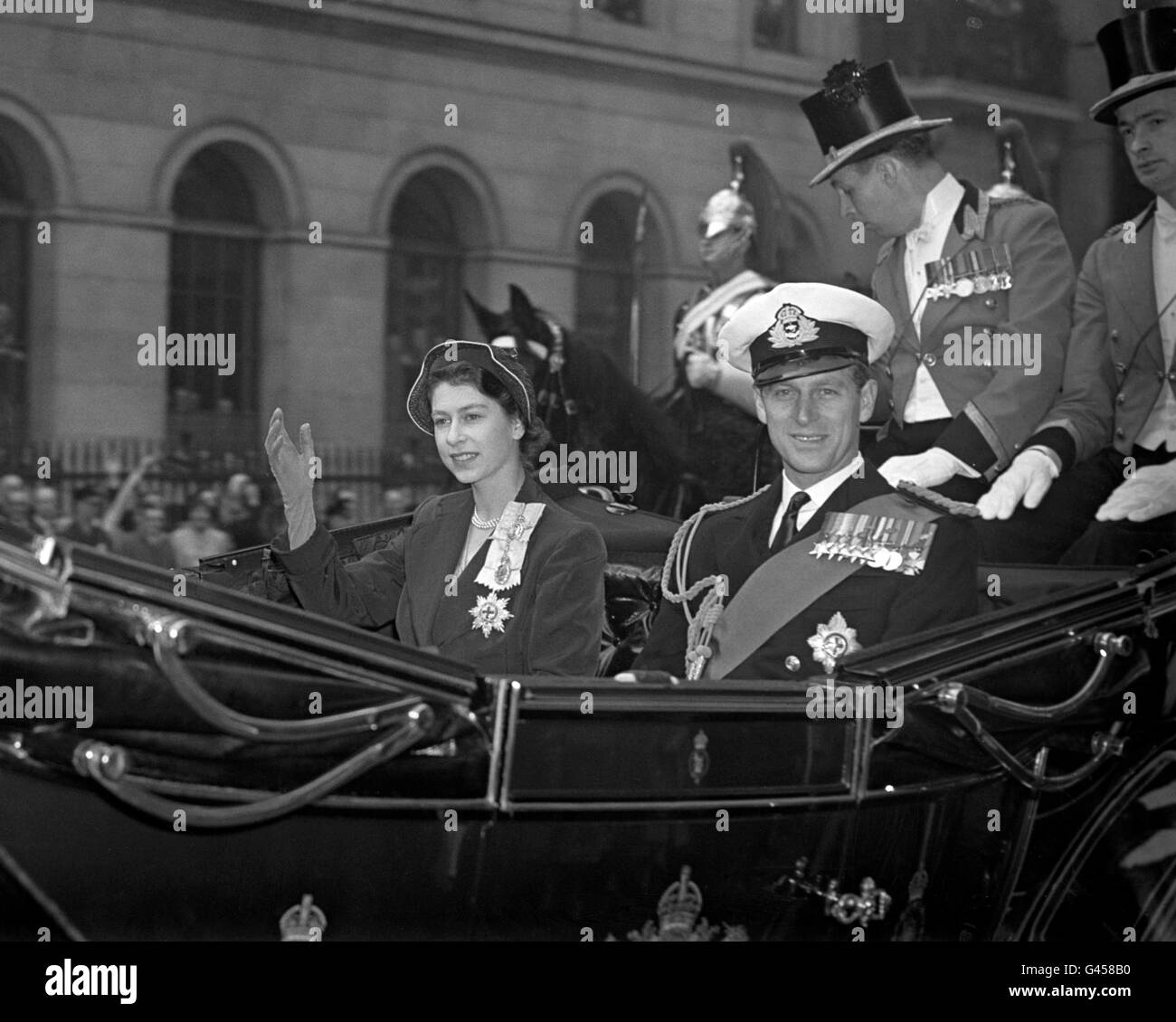 I principi Elizabeth e il duca di Edimburgo in una carrozza aperta su Fleet Street, Londra, sulla strada per la cerimonia di apertura del Festival di Gran Bretagna. Foto Stock