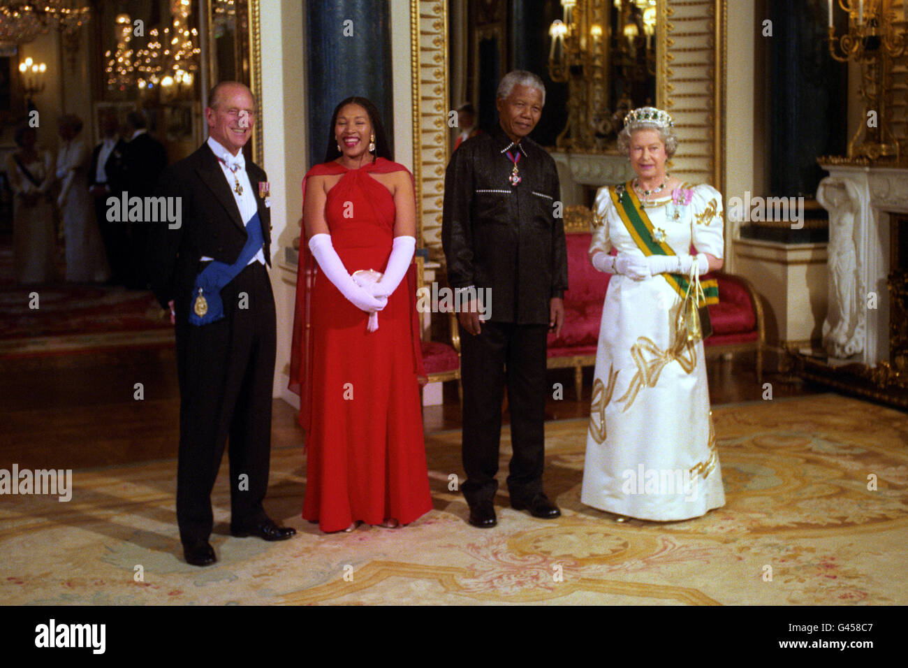 Il presidente sudafricano Nelson Mandela, accompagnato dalla figlia Principessa Zenani Mandela-Dlamini, si trova con la Regina e Duca di Edimburgo nella Sala della Musica di Buckingham Palace prima di un banchetto di stato in onore del presidente. Foto Stock