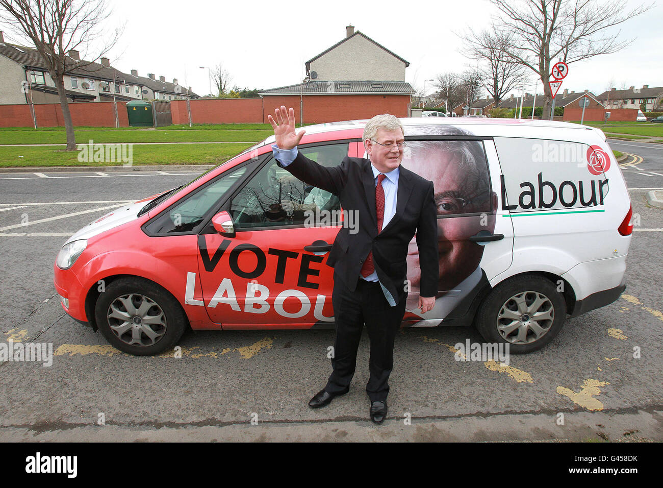 Il leader del lavoro Eamon Gilmore parte dopo aver votato alle elezioni generali irlandesi a Scoil Mhuire Fairview, Dublino. Foto Stock