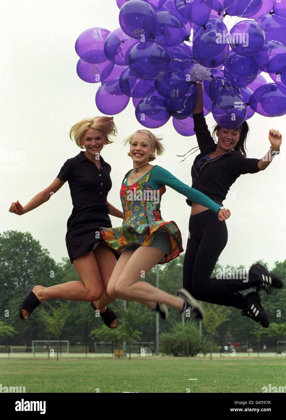 Da sinistra: I presentatori televisivi per bambini Emma Lee e Sarah Cawood e il supermodel olandese Bear van Beers si riscaldano nel Battersea Park prima di oggi (domenica) Strollerthon '96, in cui 18,000 passeggini scesero per le strade di Londra per una passeggiata sponsorizzata di 10 miglia. Foto di Tony Harris/PA Foto Stock