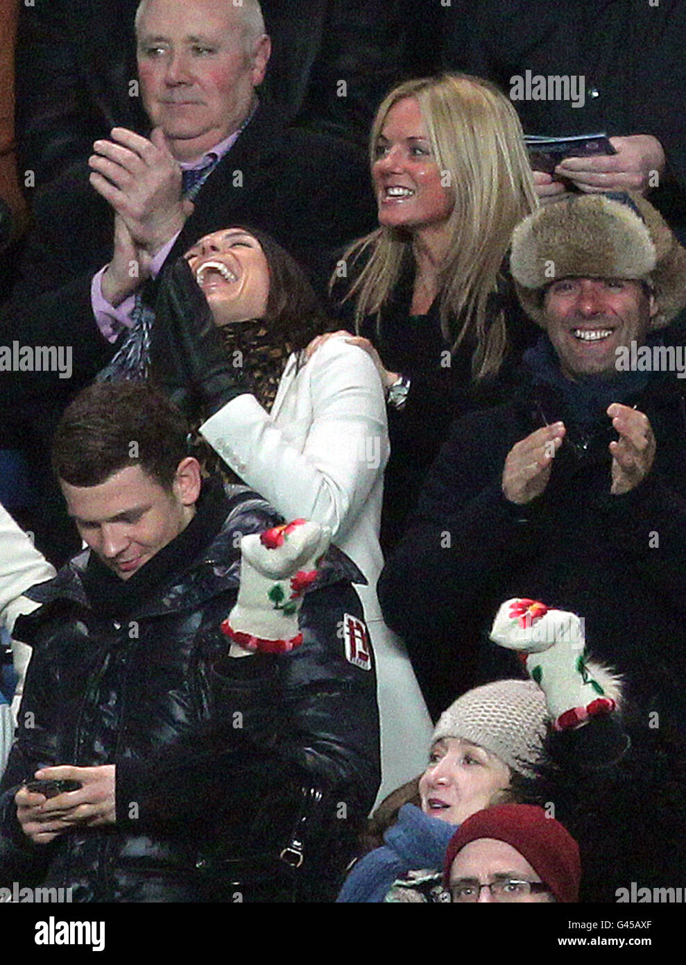 Christine Bleakley (rivestimento bianco) Fidanzata di Frank Lampard di Chelsea guarda il gioco con la prima Ragazza delle spezie Geri Halliwell Foto Stock