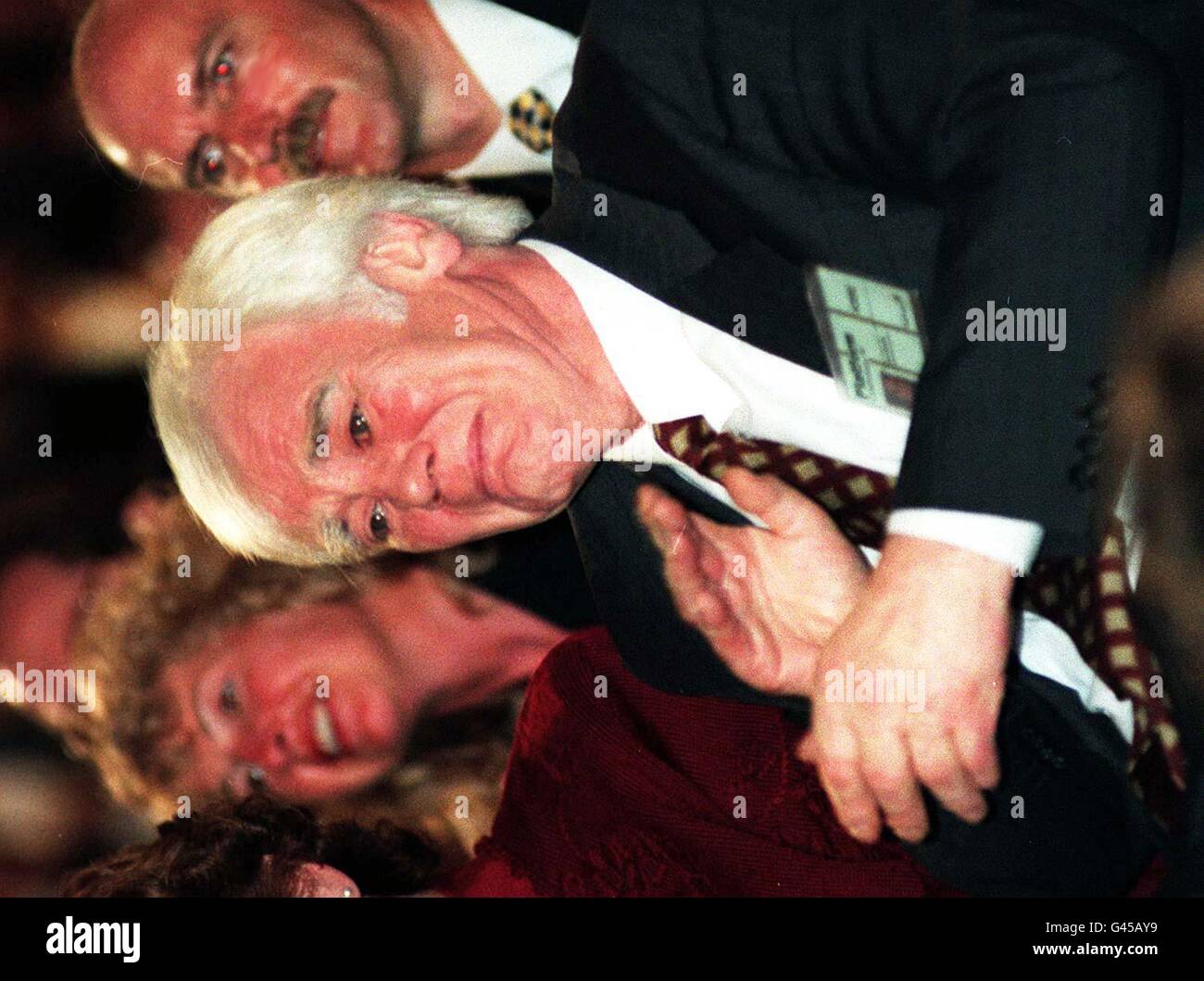 Momenti emotivi per Tony Booth, il padre di Cherie Blair, come applaudisce il discorso del leader laburista Tony Blair alla Conferenza del Partito a Blackpool oggi (Martedì). Foto di Fiona Hanson.PA. Foto Stock