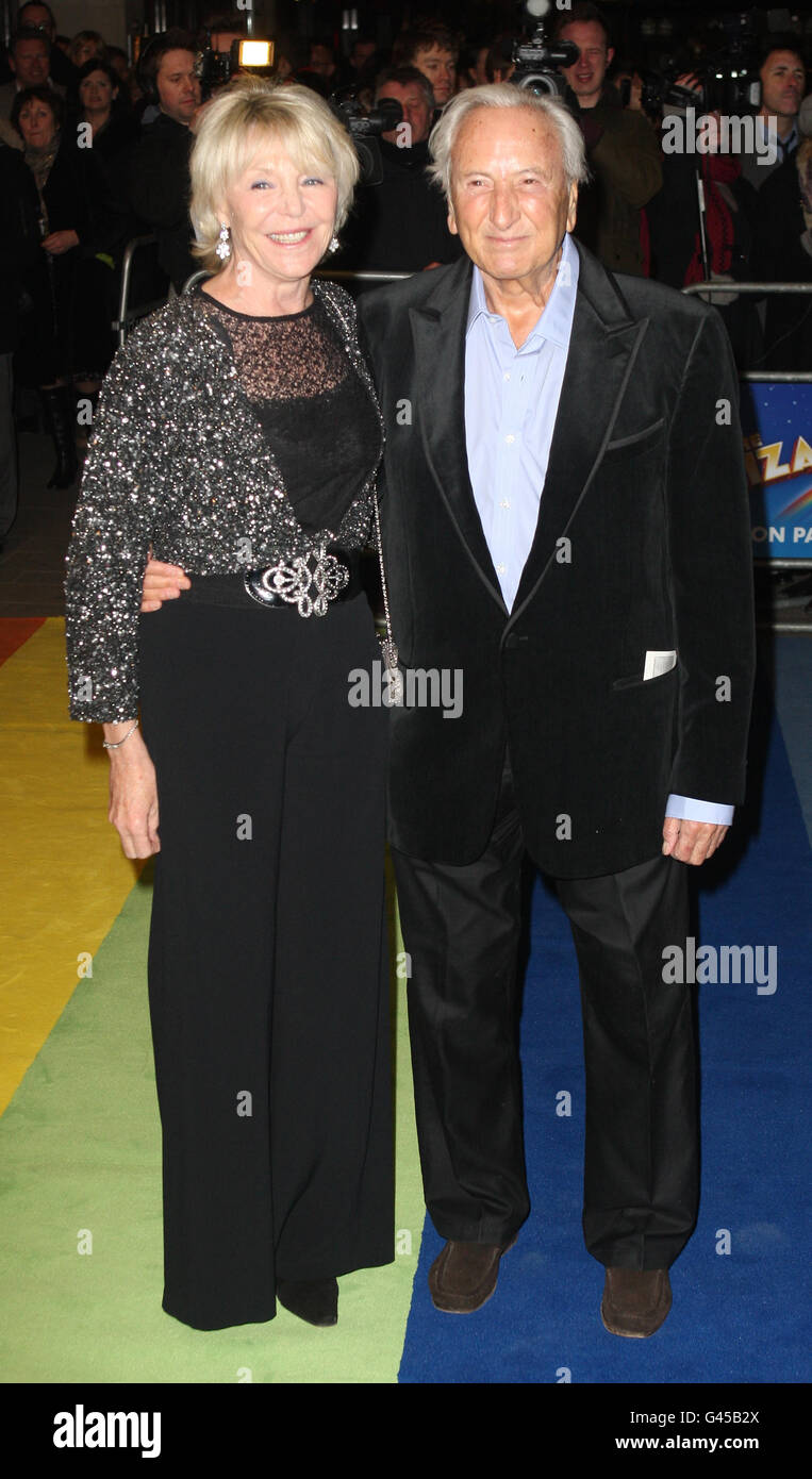Il vincitore del Micheal (r) e Geraldine Lynton Edwards arrivano a un evento stampa per il "Mago di Oz" al London Palladium, nel centro di Londra. Foto Stock