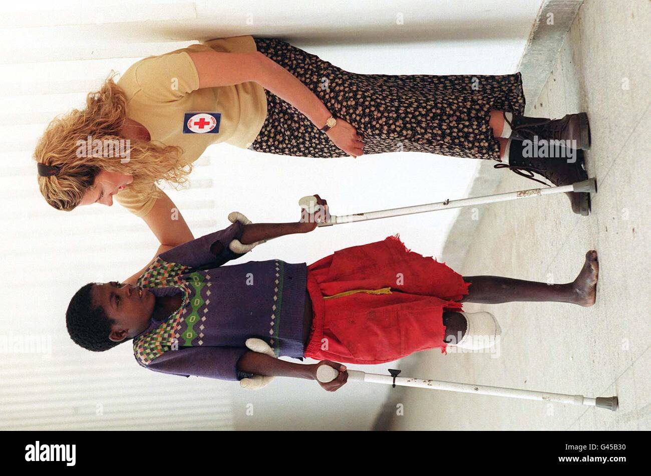 L'uragano olimpico Sally Gunnell ha messo dietro di lei l'agonia del fallimento ai Giochi di Atlanta dopo aver visitato una nazione africana lacerata dalla guerra. Durante la sua visita in Angola ha incontrato bambini e adulti in ospedali che si trascinano a terra a causa della carenza di arti artificiali. La Croce Rossa le ha chiesto di visitare le vittime benedicenti delle guerre più lunghe e più amare del mondo. Vedi PA Story SOCIAL Gunnell. Foto PA. Foto Stock