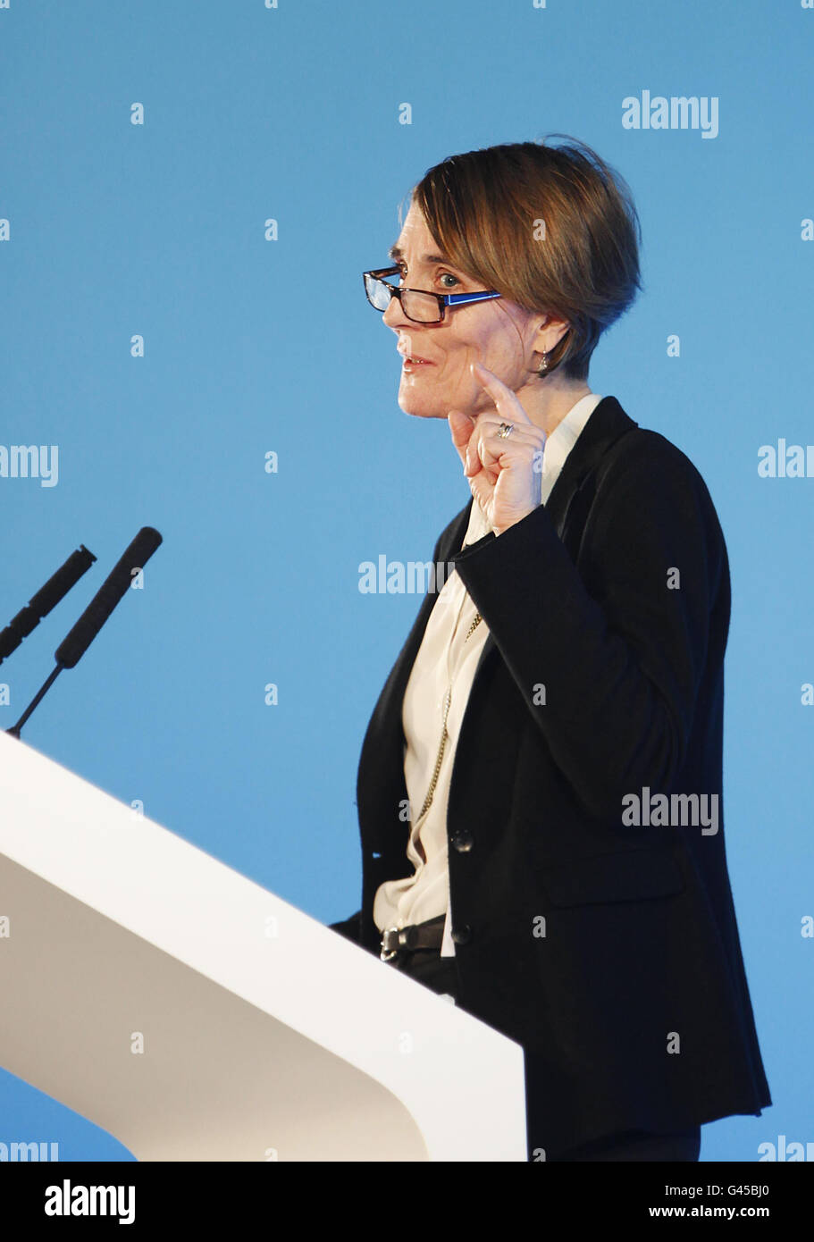 Dame Clare Tickell, Chief Executive of Action for Children al lancio di Barclays Money Skills, un nuovo programma di alfabetizzazione finanziaria che sarà facilitato da tre partnership con associazioni di beneficenza giovanili, tra cui National Skills Academy for Financial Services, Action for Children e National Youth Agency, Presso il Royal Horticultural Halls nel centro di Londra. Foto Stock