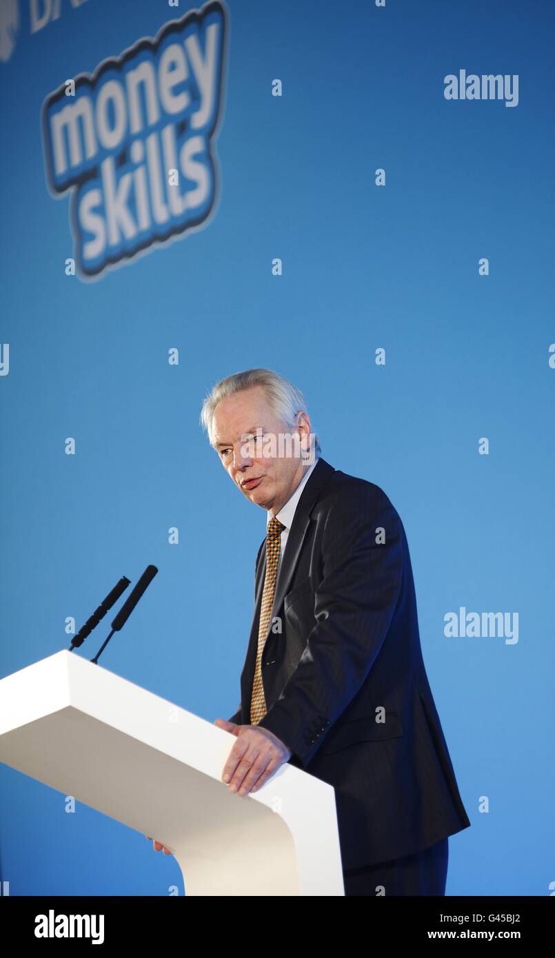 Francis Maude MP, ministro dell'Ufficio di gabinetto al lancio di Barclays Money Skills, un nuovo programma di alfabetizzazione finanziaria che sarà agevolato da tre partenariati con enti di beneficenza giovanile, tra cui l'Accademia nazionale delle competenze per i servizi finanziari, l'azione per i bambini e l'Agenzia nazionale per la gioventù; Presso i Royal Horticultural Halls nel centro di Londra. Foto Stock