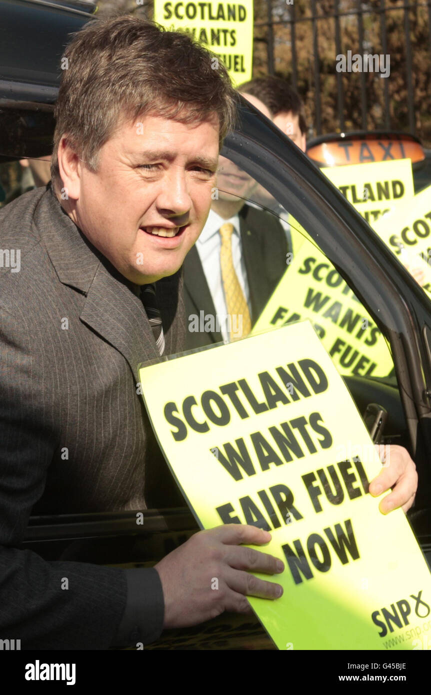 Il ministro dei Trasporti della SNP Keith Brown si unisce a una protesta dei tassisti fuori dal Parlamento scozzese a Edimburgo. Il governo SNP inviterà Westminster a eliminare il suo previsto aumento del dazio sul carburante in un dibattito a Holyrood. Foto Stock