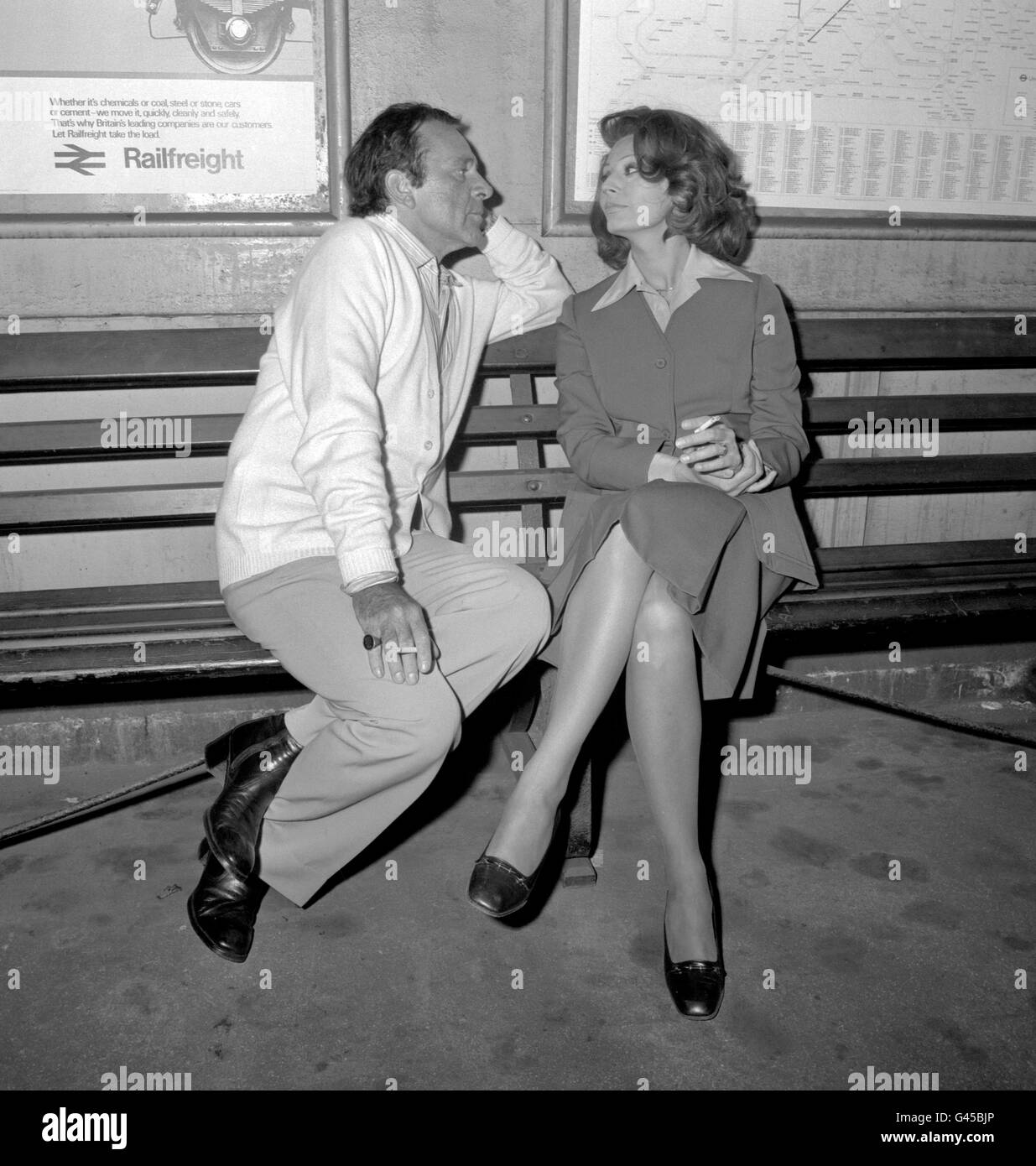 L'attore Richard Burton con Sophia Loren in posizione alla stazione di Brockenhurst nella New Forest in una nuova versione del gioco di Noel Coward 'Brief Encounter'. Foto Stock