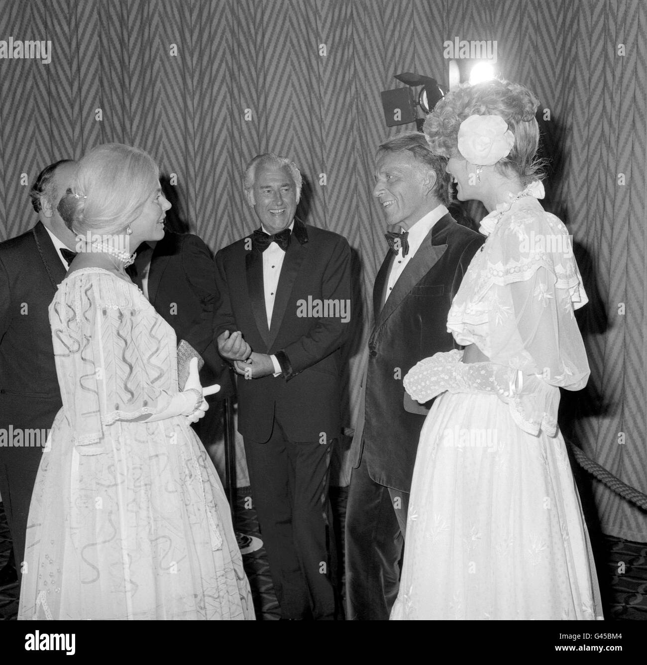 La duchessa di Kent incontrò Richard Burton alla prima 'The Wild Geese'. Guardando sopra è Stewart Granger, terzo da destra, e la moglie di Burton, Suzy, destra. Foto Stock