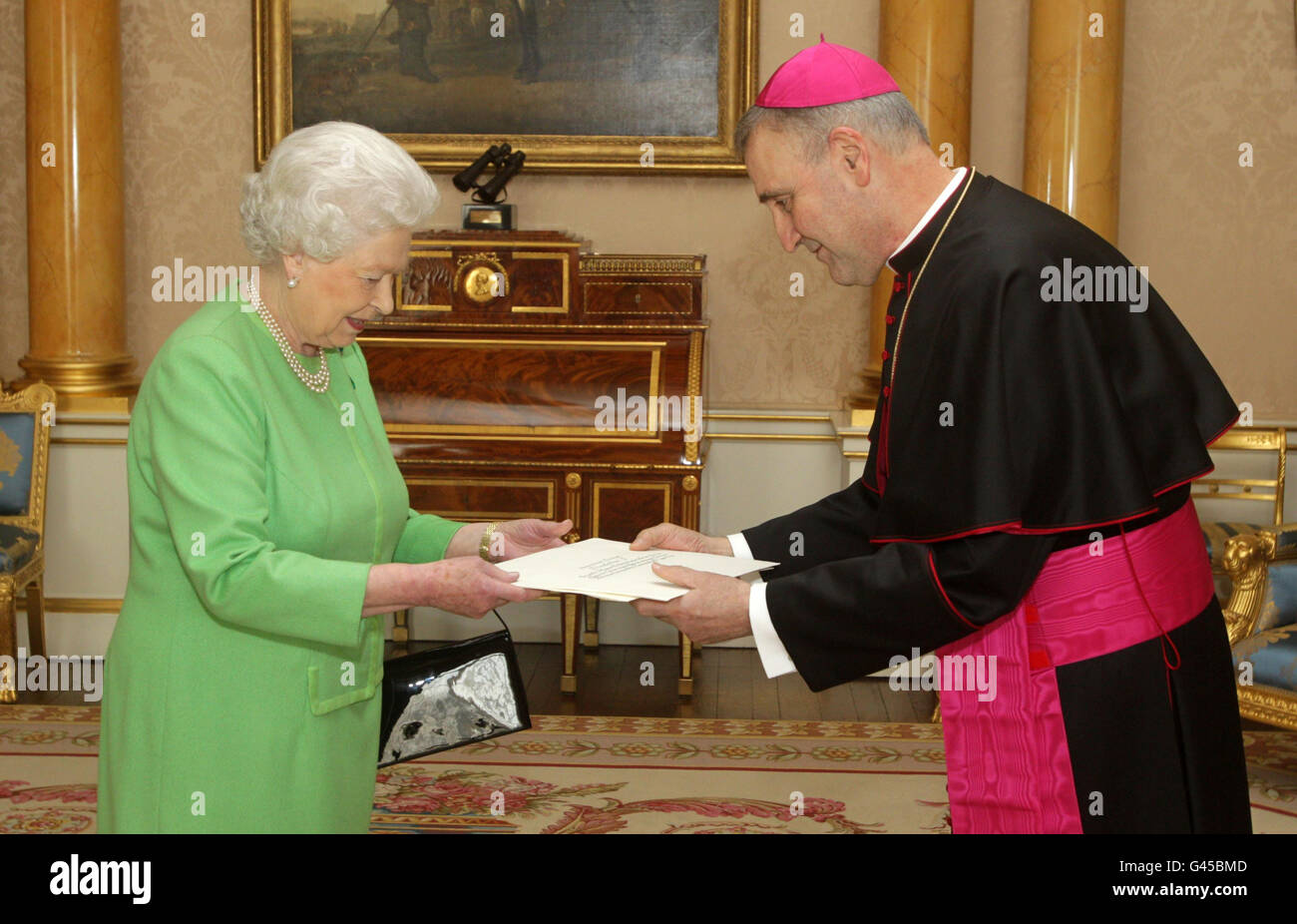 La Regina Elisabetta II riceve sua Eccellenza il Nunzio Apostolico, Mons. Antonio Mennini, a Buckingham Palace, dove ha presentato la sua lettera di credito. Foto Stock