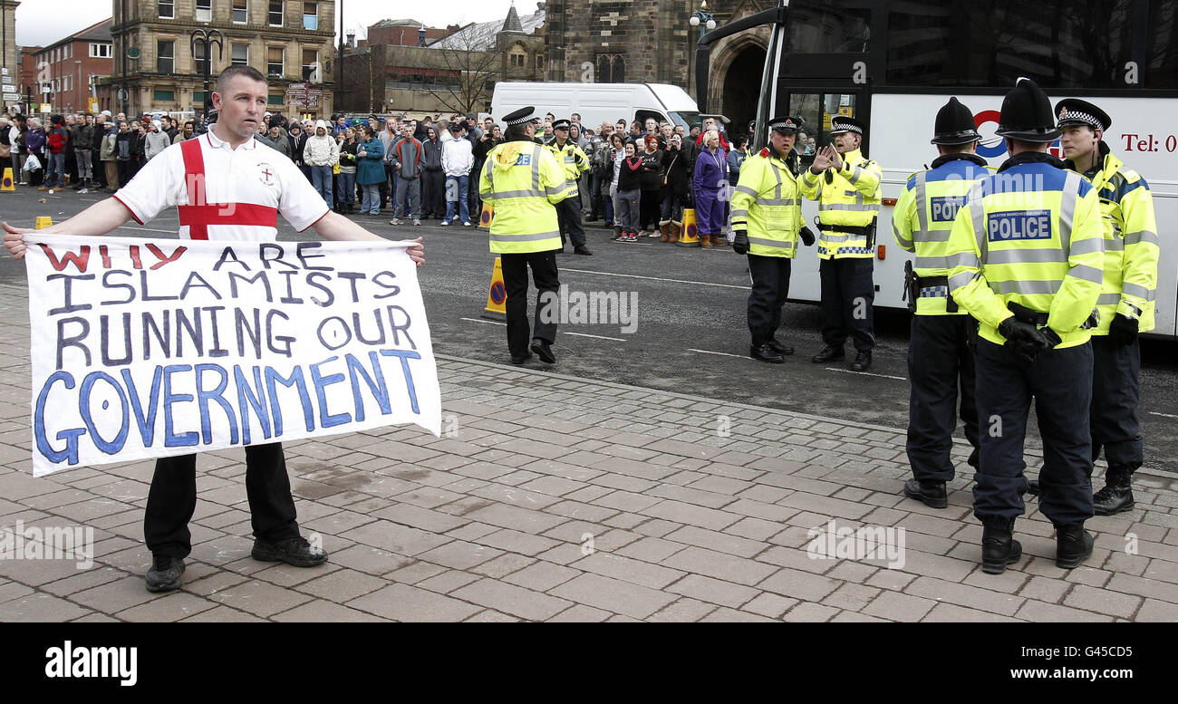Dimostrazione EDL a Rochdale. Un membro della Lega della Difesa inglese tiene un banner durante una protesta in scena al di fuori del Municipio di Rochdale oggi. Foto Stock