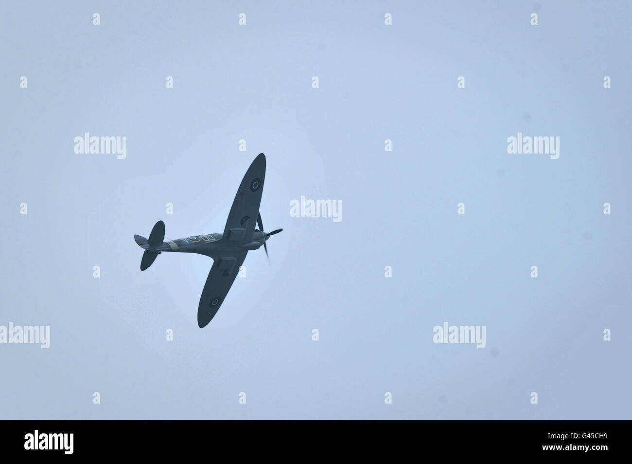 Un aereo da combattimento Spitfire della seconda guerra mondiale vola su Southampton, pilotato dall'unico pilota di spitfire femminile al mondo, Carolyn Grace, in occasione del 75° anniversario del primo volo dell'aereo in città. Foto Stock