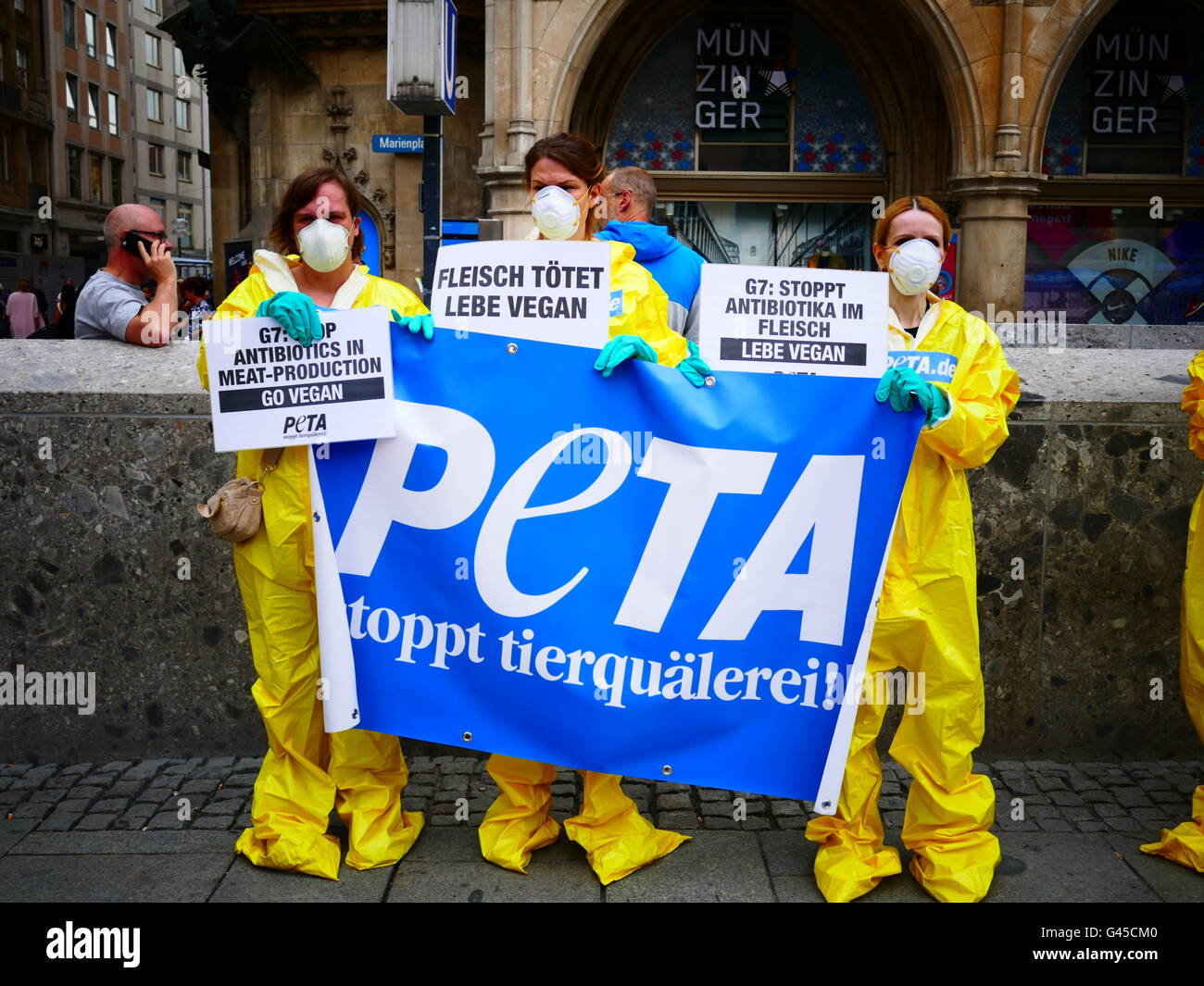 Peta ha dimostrato contro antibiotico utilizzato nella produzione di carne alla riunione del G7 2015 Foto Stock