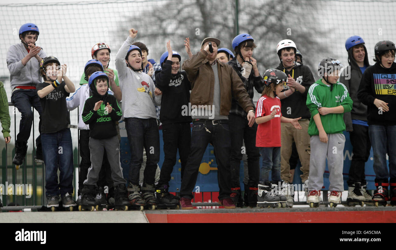 I concorrenti si incoraggiano a vicenda durante l'evento Gravitation 2011 al Monkstown Skate Park di Dun Laoghaire. Foto Stock