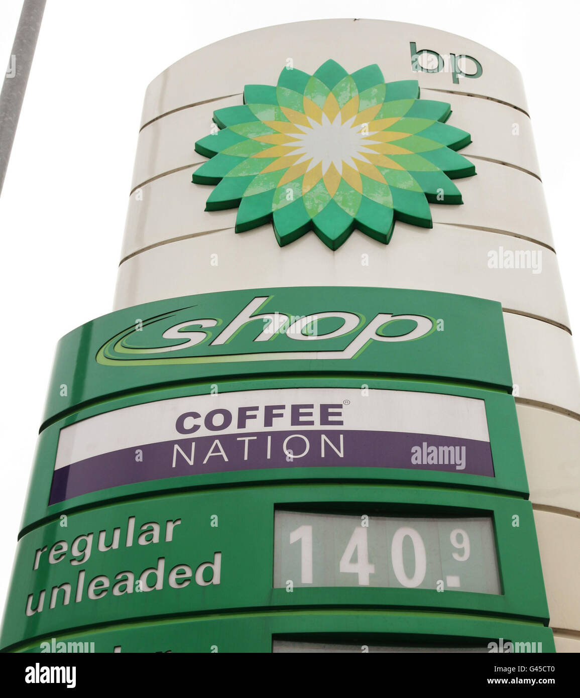 Un cartello con il prezzo del carburante pari a 140.9 per un litro di benzina senza piombo, presso BP Medway Services, M2 (svincolo 4/5 Westbound), Rainham, Gillingham, Kent. Foto Stock