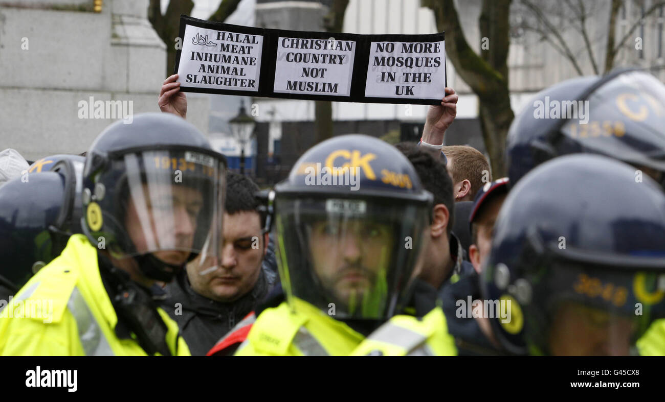 La polizia di Greater Manchester pattuglia i membri della Lega di Difesa Inglese durante una protesta in scena fuori dal Municipio di Rochdale. Foto Stock