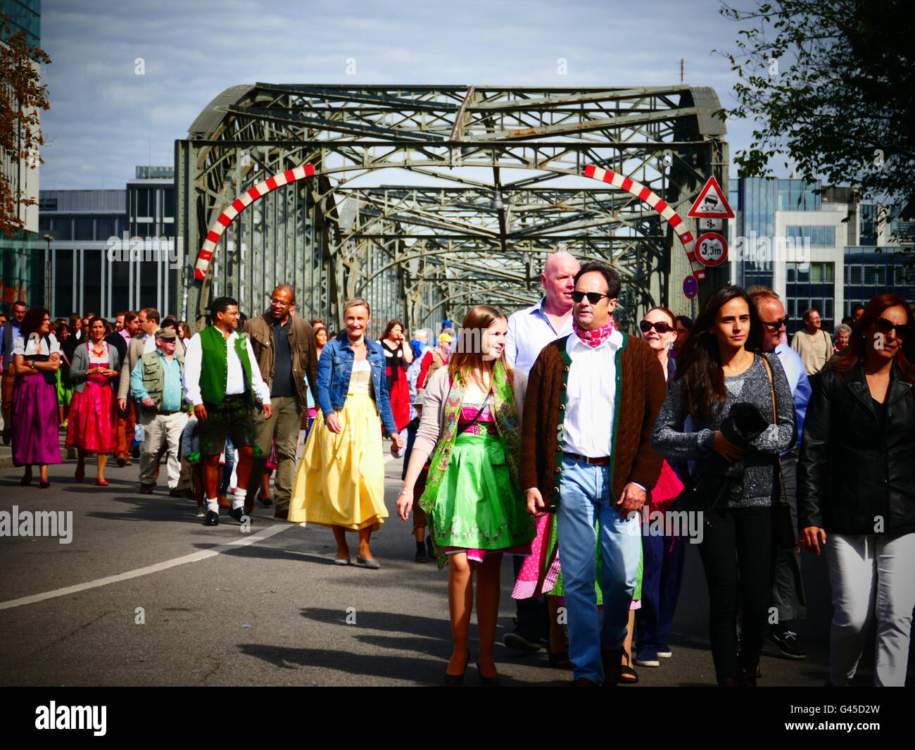 Europa Germania tedesco Oktoberfest Monaco di Baviera - Festa della Birra 2015. I visitatori con il costume di pantaloni in pelle e dirndl andando a en Foto Stock