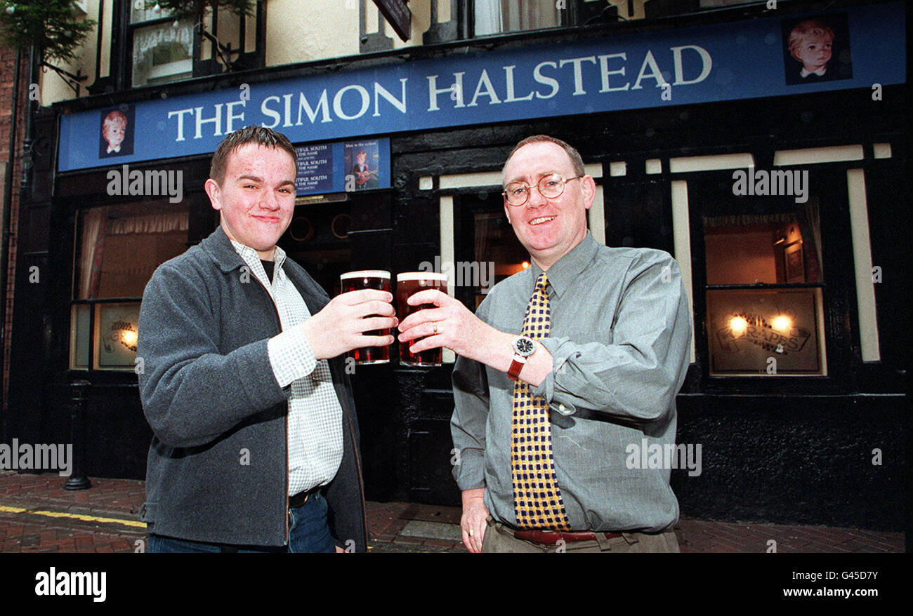 Cheers come studente Simon Halstead dispone di un pub chiamato dopo di lui per due settimane dopo vincere un concorso nazionale. Il locatore Alan Clarke , il cui pub 'l' uva in Liverpool St Mathew, ha avuto il nome temporaneo modifica , toast il suo successo. Guarda per la storia di PA. Foto di Dave Kendall/PA. Foto Stock