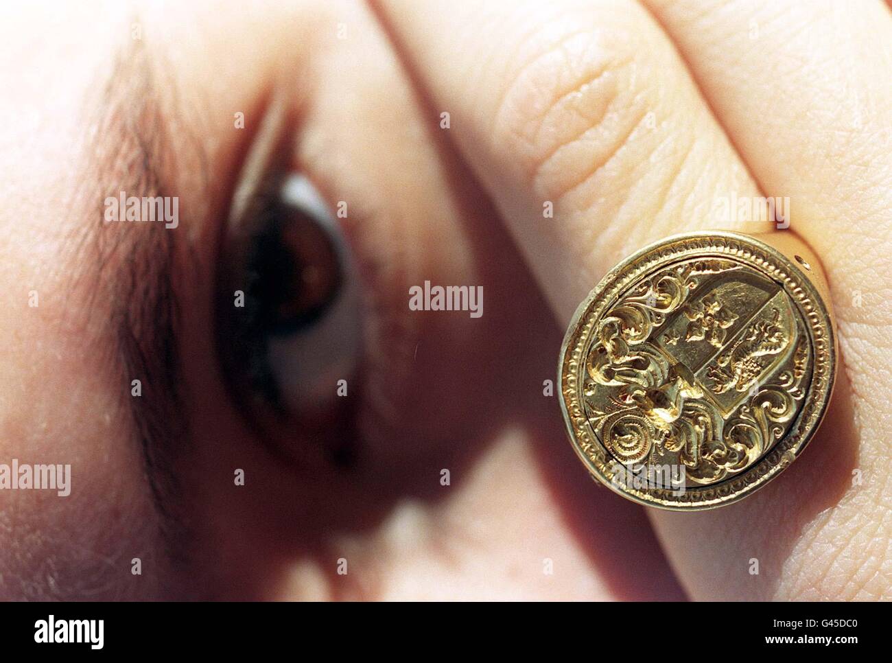 Il raro anello d'oro rinascimentale, perso da Thomas Anguishe, allora sindaco di Norwich, all'inizio del XVI secolo, e che è stato trovato recentemente in un campo vicino a Foulsham in Norfolk. Il magnifico anello, che non ha visto la luce del giorno per 350 anni, sarà venduto a dicembre a Christie's dove si prevede di realizzare tra il 6-8,000. L'anello è stato identificato dai suoi bracci distintivi che si abbinano all'anello visto su un ritratto di Anguishe dipinto nel 1611. GUARDA LA storia PA/di Neil Munns/PA. Foto Stock