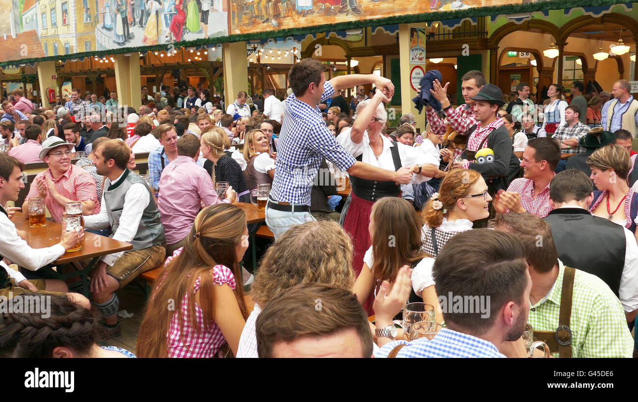 Europa Germania tedesco Oktoberfest Monaco di Baviera - Festa della Birra a brindare tostatura. Dal Video DE23239 Foto Stock