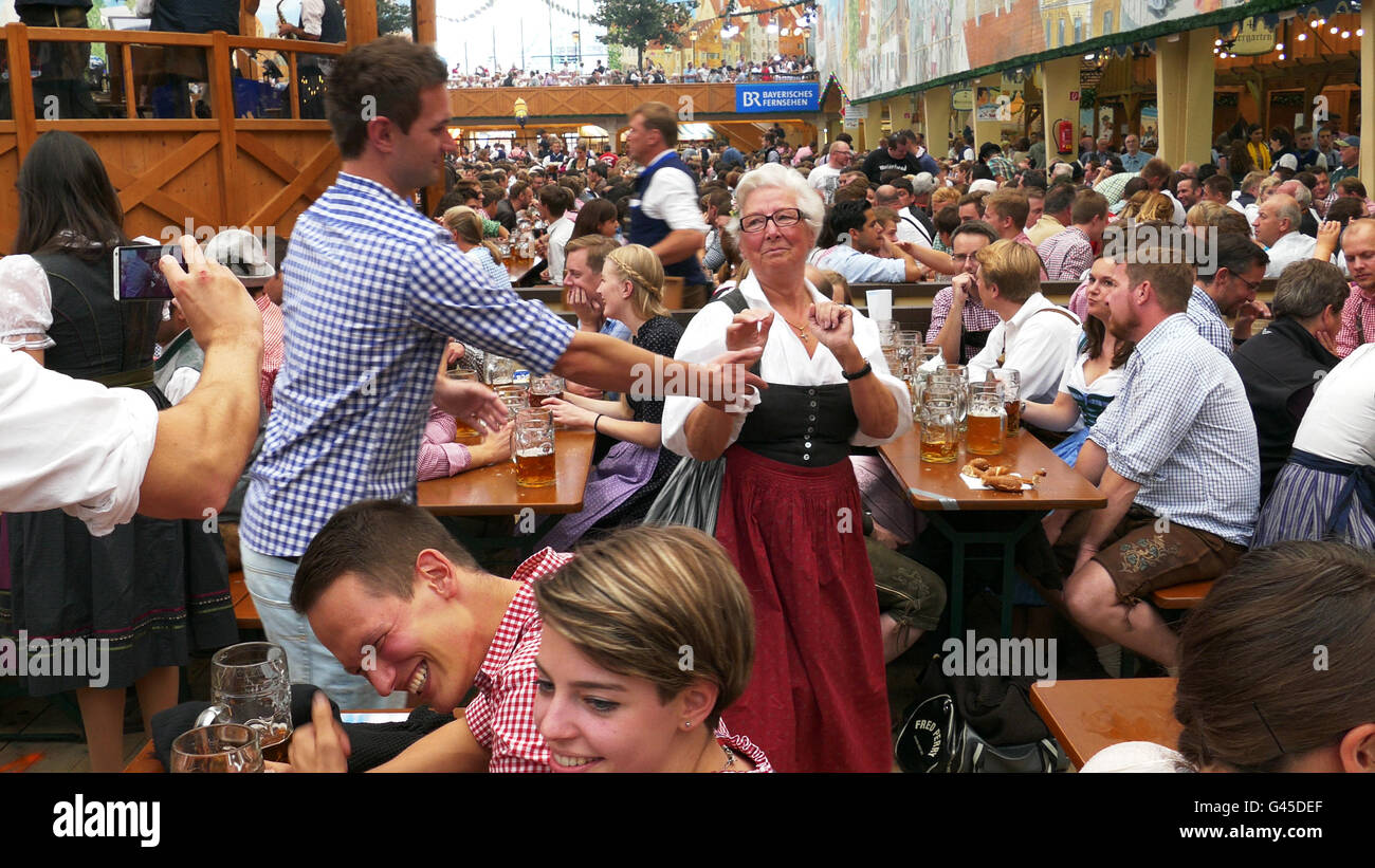 Europa Germania tedesco Oktoberfest Monaco di Baviera - Festa della Birra a brindare tostatura. Dal Video DE23240 Foto Stock