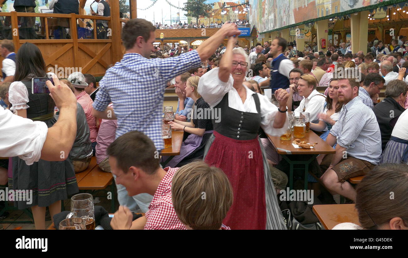 Europa Germania tedesco Oktoberfest Monaco di Baviera - Festa della Birra a brindare tostatura. Dal Video DE23240 Foto Stock