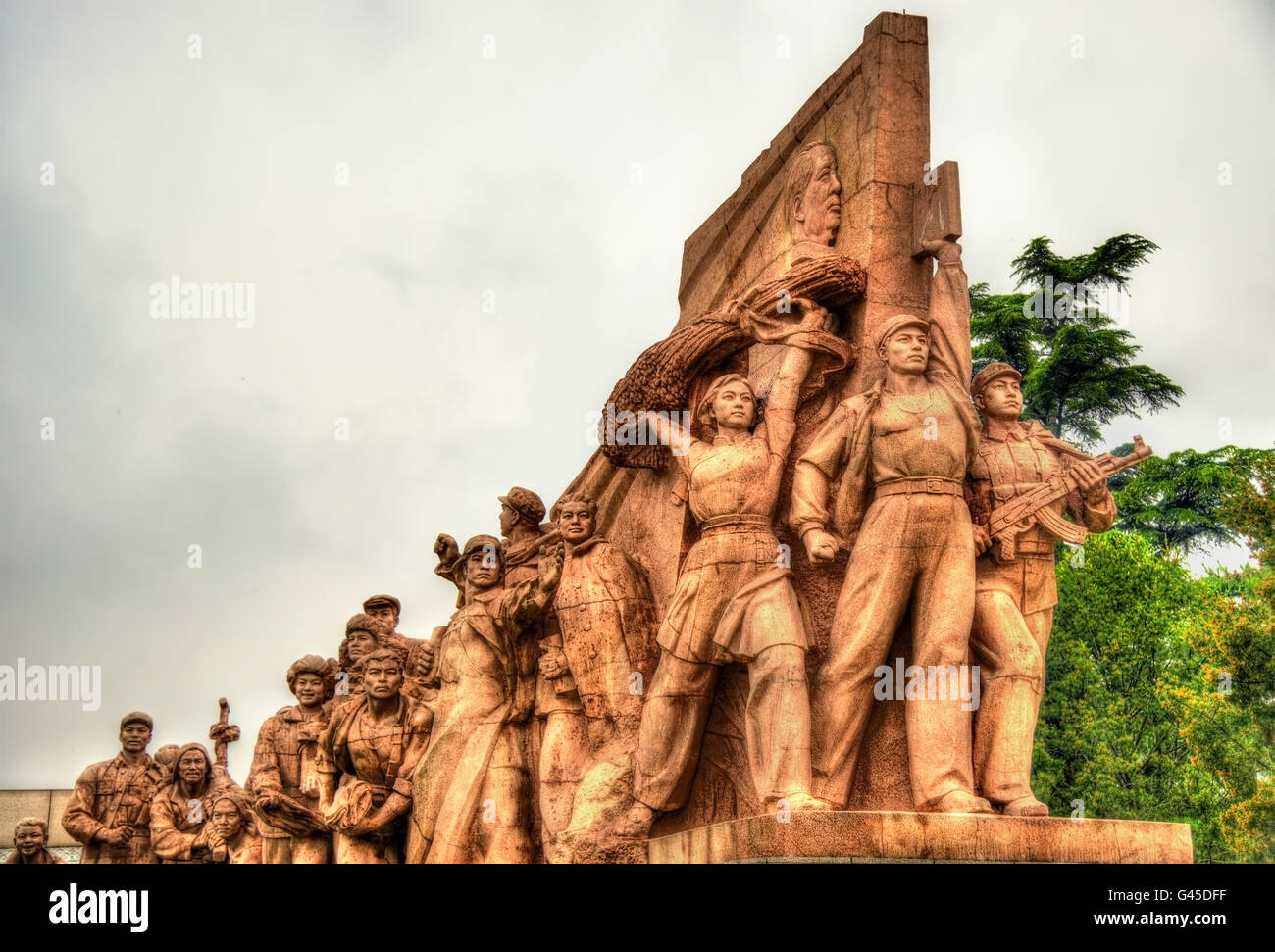 Statue rivoluzionaria presso il Mausoleo di Mao Zedong a Pechino Foto Stock