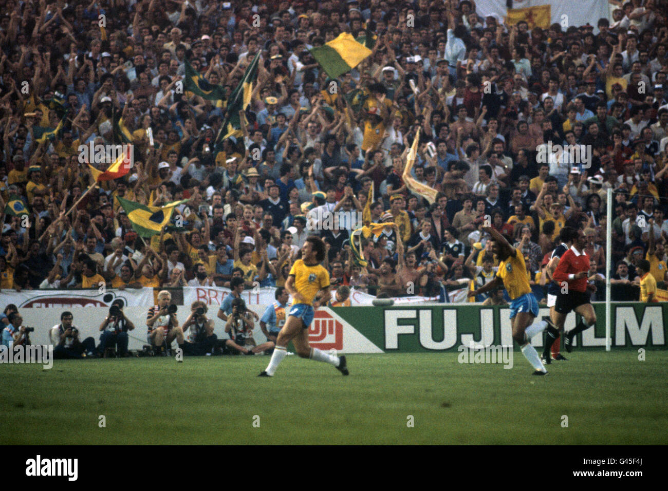 Calcio - Coppa del mondo FIFA Spagna 1982 - Gruppo sei - Brasile / Scozia - Benito Villamarin Stadium, Siviglia. Zico (l) del Brasile si festeggia (seguito dal compagno di squadra Junior) dopo aver segnato un freekick. Foto Stock