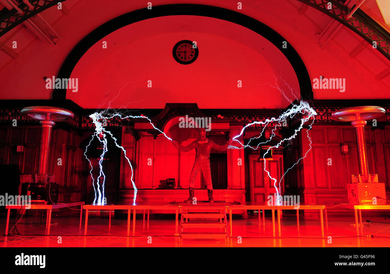 GLI US-based Art Attack si esibiscono per la prima volta nel Regno Unito al Discovery Museum, Newcastle, mentre lanciano il Newcastle Science Fest 2011, con un milione di volt è stato sparato in una tuta a catena metallica indossata da Patrick Brown. Foto Stock