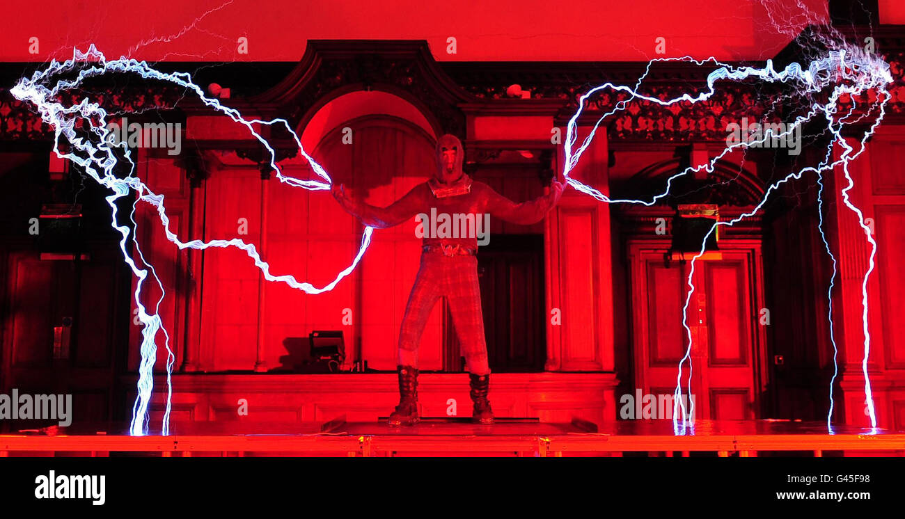 GLI US Based Art Attack si esibiscono per la prima volta nel Regno Unito al Discovery Museum di Newcastle, mentre lanciano il Newcastle Science Fest 2011, con 1 milione di volt sparati in una tuta a catena metallica indossata da Patrick Brown. Foto Stock