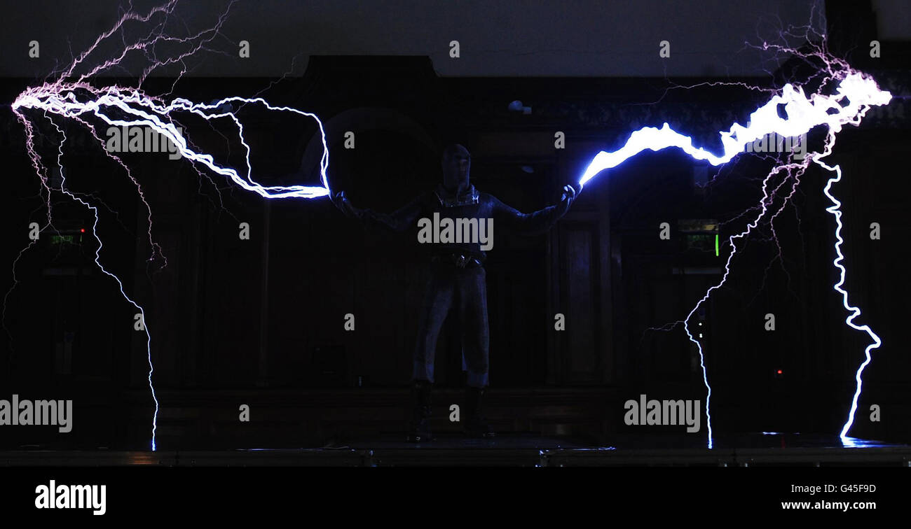 GLI US Based Art Attack si esibiscono per la prima volta nel Regno Unito al Discovery Museum di Newcastle, mentre lanciano il Newcastle Science Fest 2011, con 1 milione di volt sparati in una tuta a catena metallica indossata da Patrick Brown. Foto Stock
