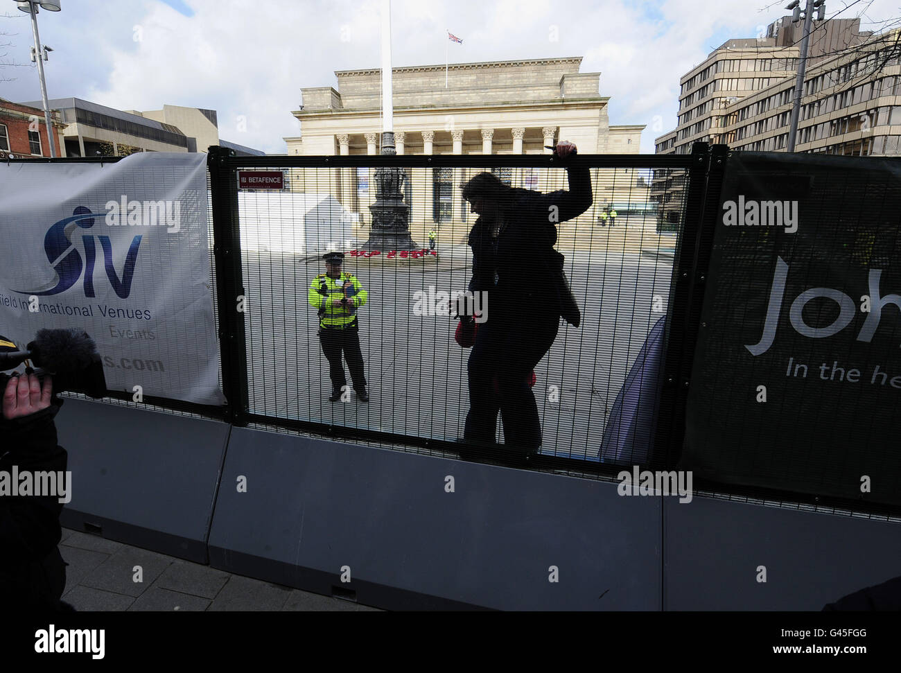 Le barriere circondano il municipio di Sheffield, mentre i preparativi finali sono fatti per la Conferenza di primavera dei liberali democratici che comincia domani in città. Foto Stock