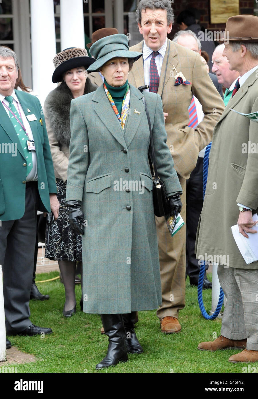 La principessa Anne è vista durante la Grand Military Gold Cup (inseguimento per i Riders dilettanti) durante la Grand Military Gold Cup Day all'Ippodromo di Sandown, Surrey. Foto Stock