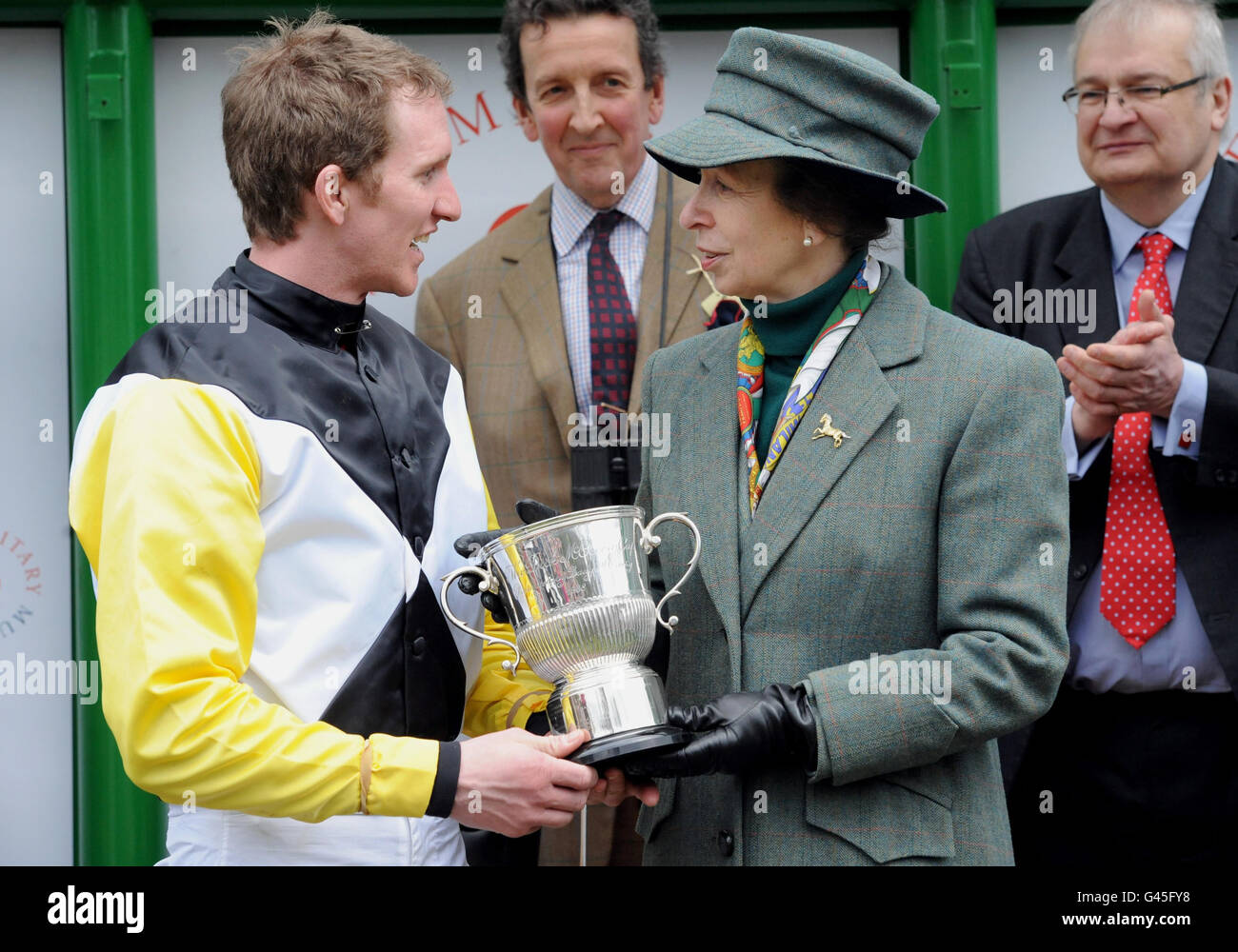 Jody Sole viene presentato con la Gold Cup della principessa Anne dopo aver vinto la Grand Military Gold Cup (Chase for Amateur Riders) su Blue Teen durante la Grand Military Gold Cup Day presso l'ippodromo di Sandown, Surrey. Foto Stock