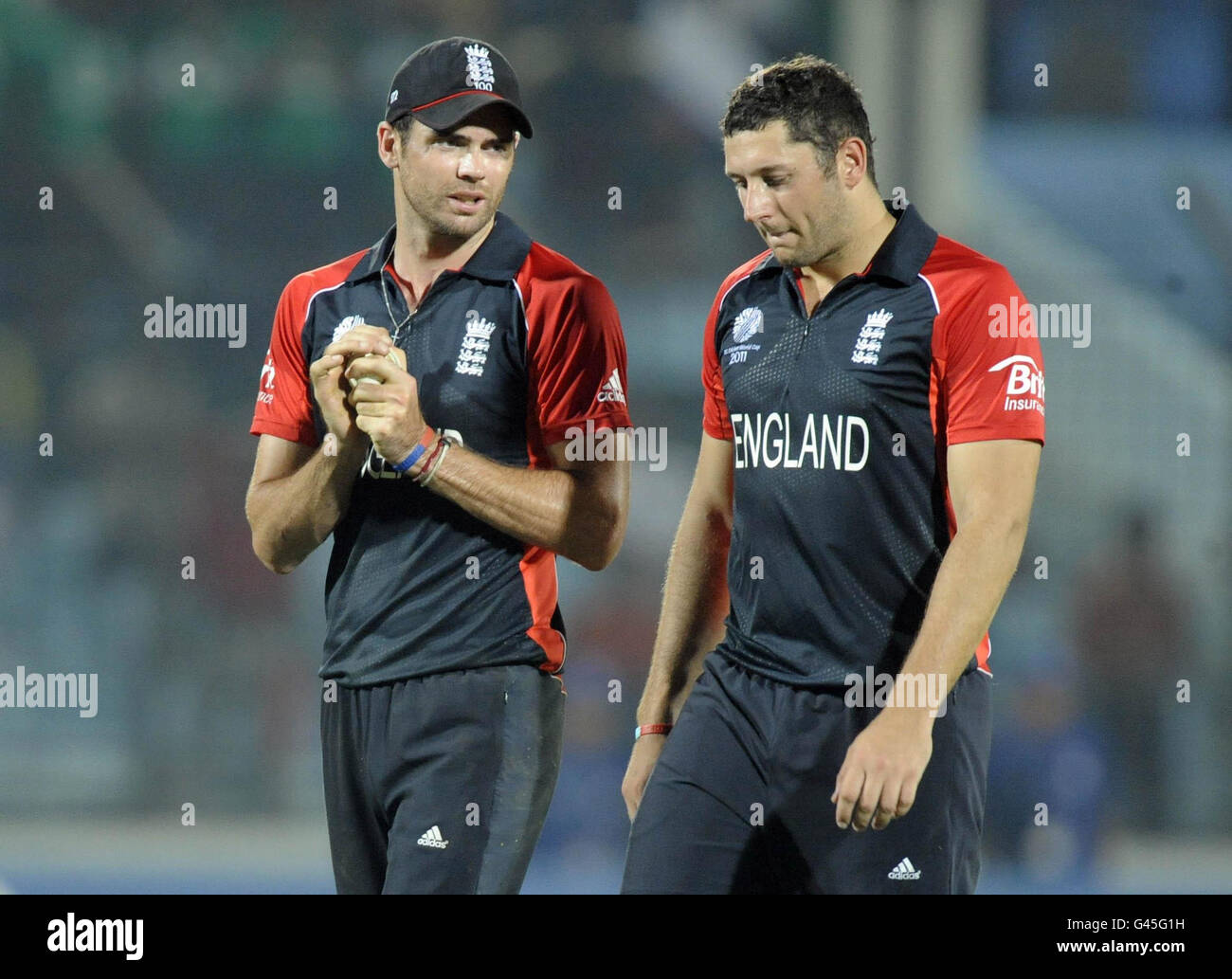 James Anderson (a sinistra) e Tim Brennan in Inghilterra durante la partita della Coppa del mondo di cricket ICC allo stadio Zahur Ahmed Chowdhury di Chittagong in Bangladesh. Foto Stock