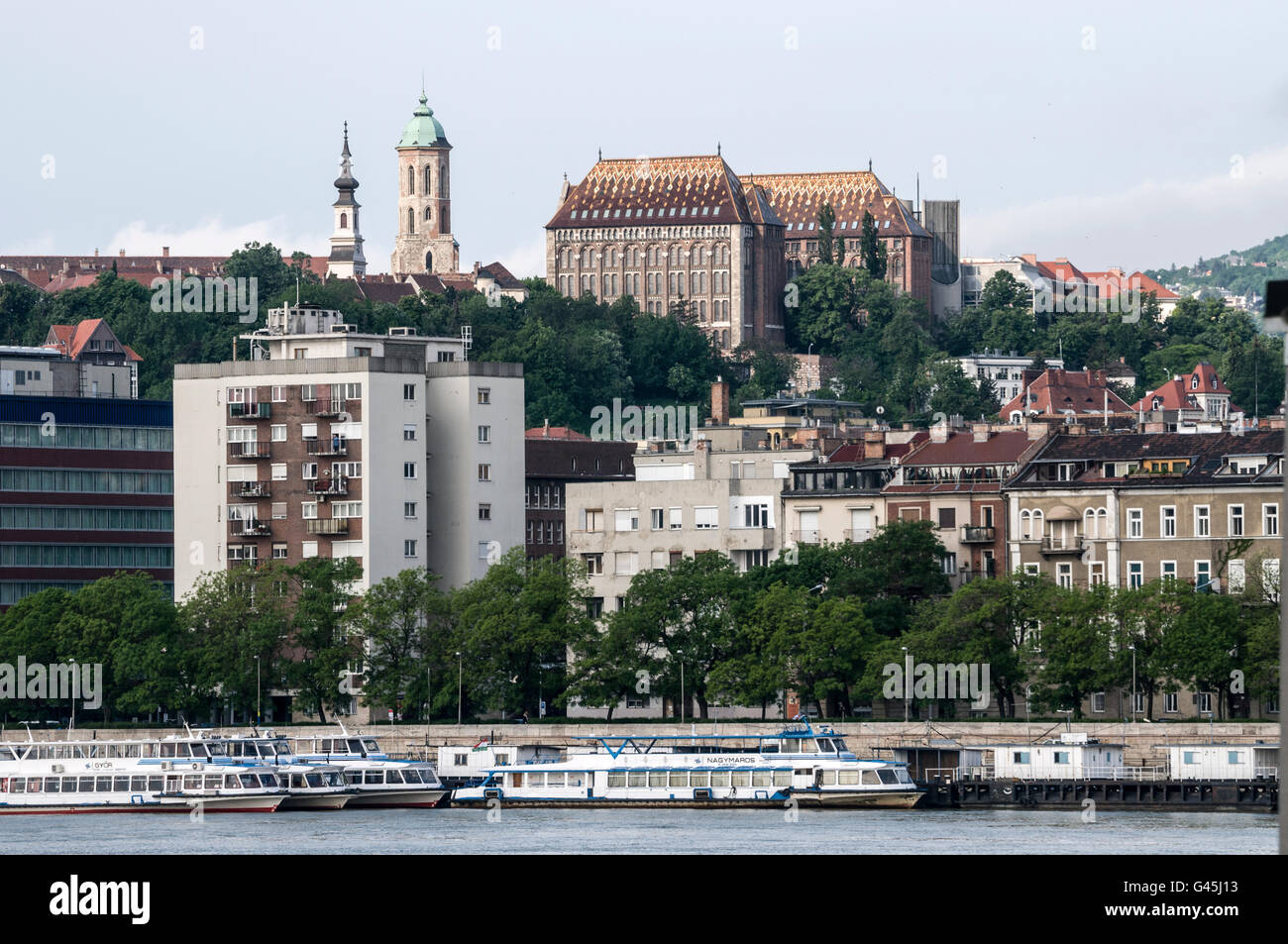 Skyline di un tetto di tegole della nazionale ungherese di archivi e la Torre di Maria Maddalena con una cupola verde sul Castello di Buda Hill, ho Foto Stock