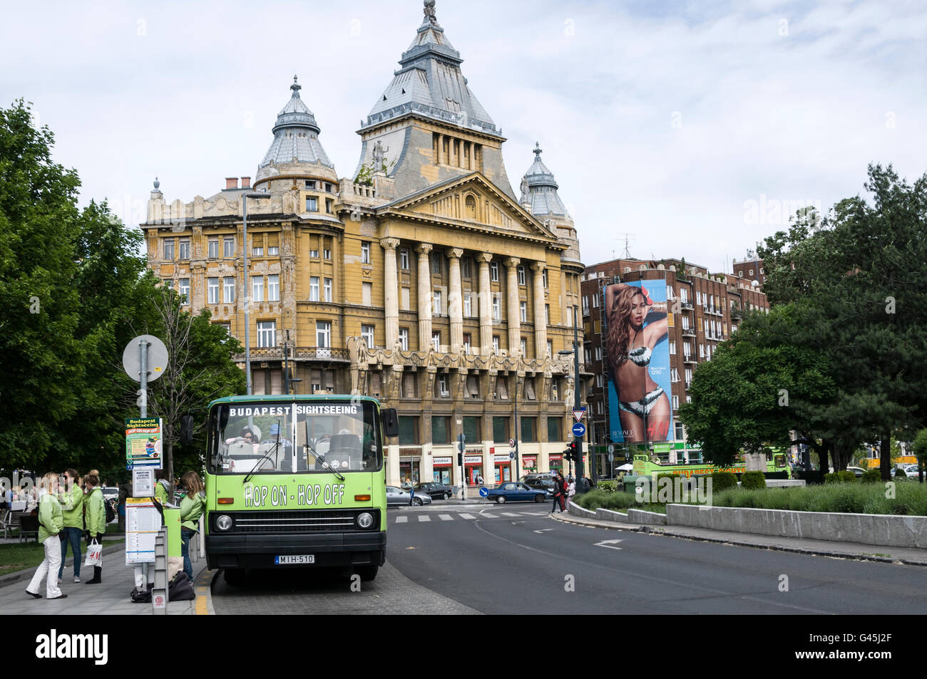 Un turista Hop on-Hop off bus in Piazza Erzsébet (Erzsébet tér) in Ungheria a Budapest. Foto Stock