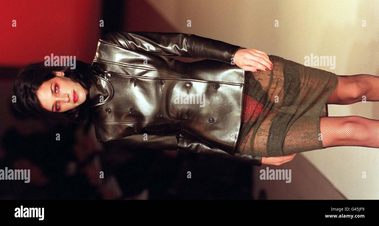 Un modello sulla passerella oggi (Giovedi) con una creazione della collezione Estate Autunno di Paul Frith, durante la London Fashion Week. Foto di Neil Munns/PA Foto Stock