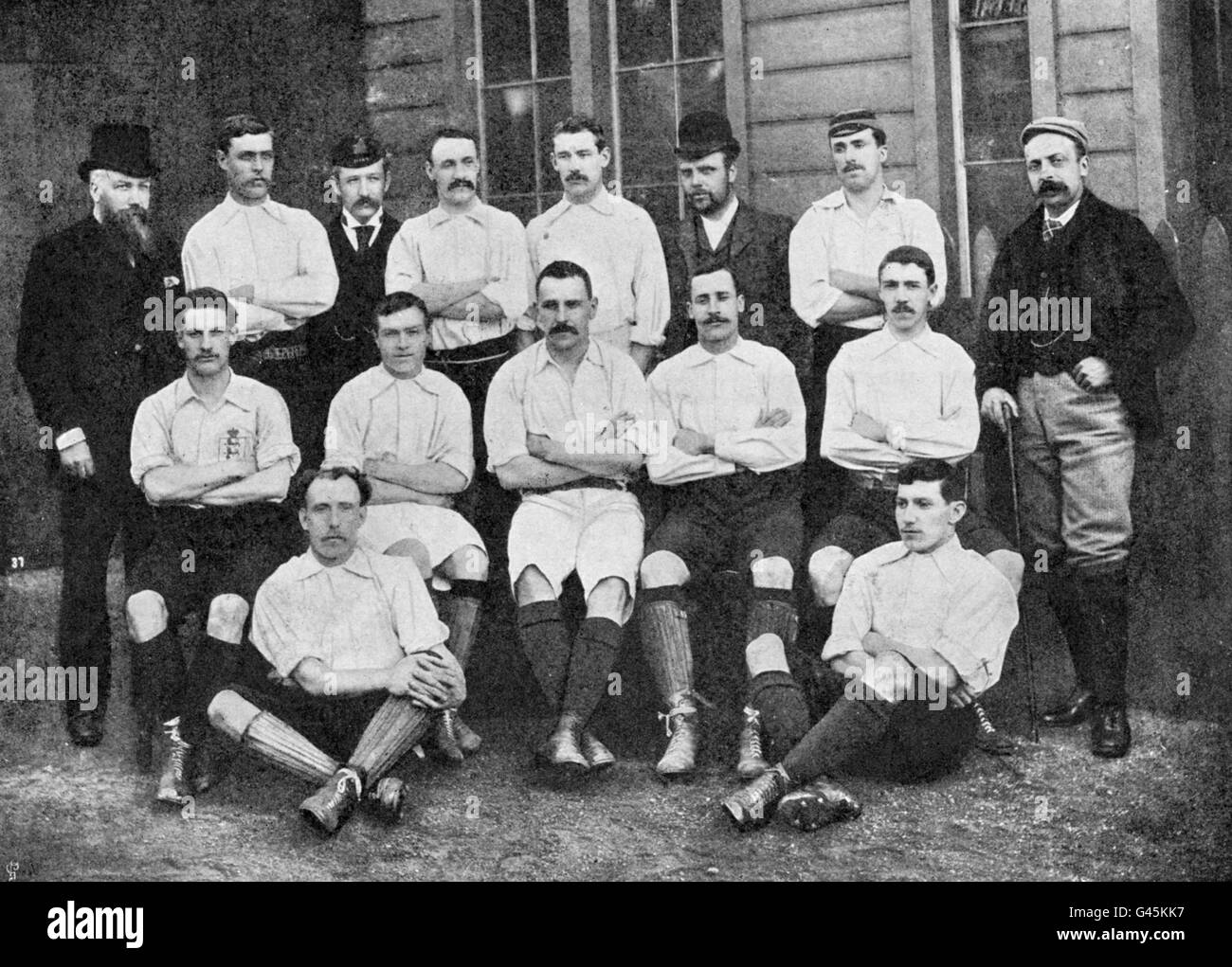 Il lato della Lega Inglese che ha battuto un lato della Lega Scozzese quell'anno da 4 gol a 3 al Celtic Park, Glasgow. (Top l-r) William McGregor (fondatore della Football League), Thomas Clare, John J. Bentley (presidente della Football League Division uno, successivamente presidente della Football League League), John Southworth, Charles Perry, R Molyneux, William Rowley e Harry Lockett (segretario della Football League). (riga centrale l-r) William Bassett, Fred Geary, Robert Howarth, Harry Wood e Joseph Schofeld. (Fronte l-r) John Reynolds e Ernest Needham Foto Stock