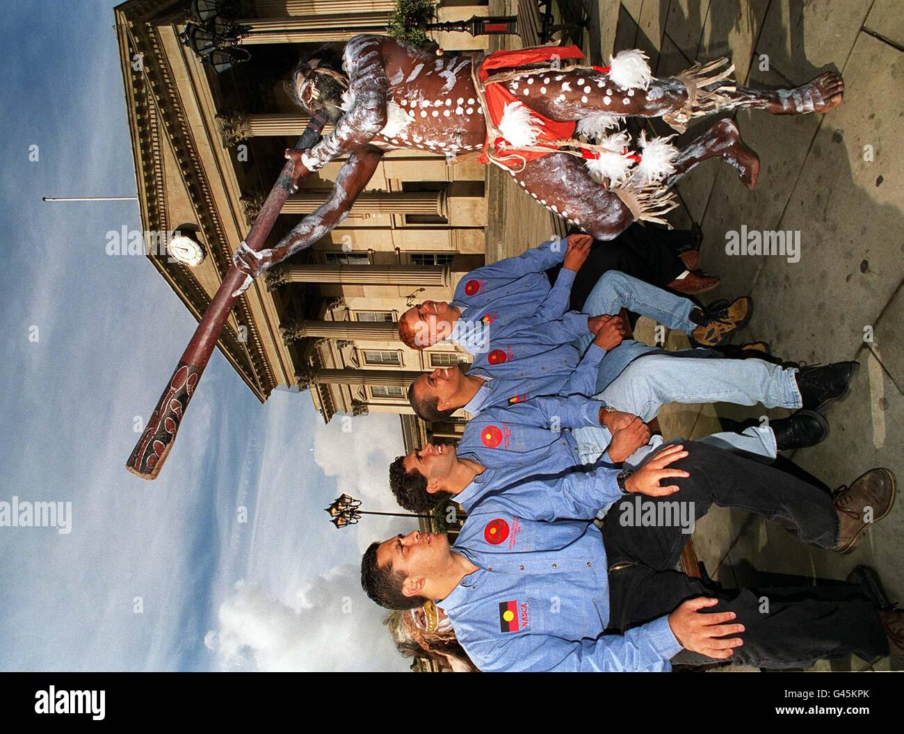 Un fanfare didgeridoo annuncia l'arrivo dei 'Kooris', tutti i turisti aborigeni australiani della Rugby League dilettanti in Gran Bretagna per una Test Series contro il BARLA GT. Lions della Gran Bretagna. La squadra si trovava a Huddersfield oggi (ven), dove i giocatori fotografati da Cecil Heron (Capt), Anthony Munns, Dallas Waters e Mark Simon incontrarono i media insieme ad un anziano aborigeno, in completo abito culturale. Foto John Giles.PA. Foto Stock