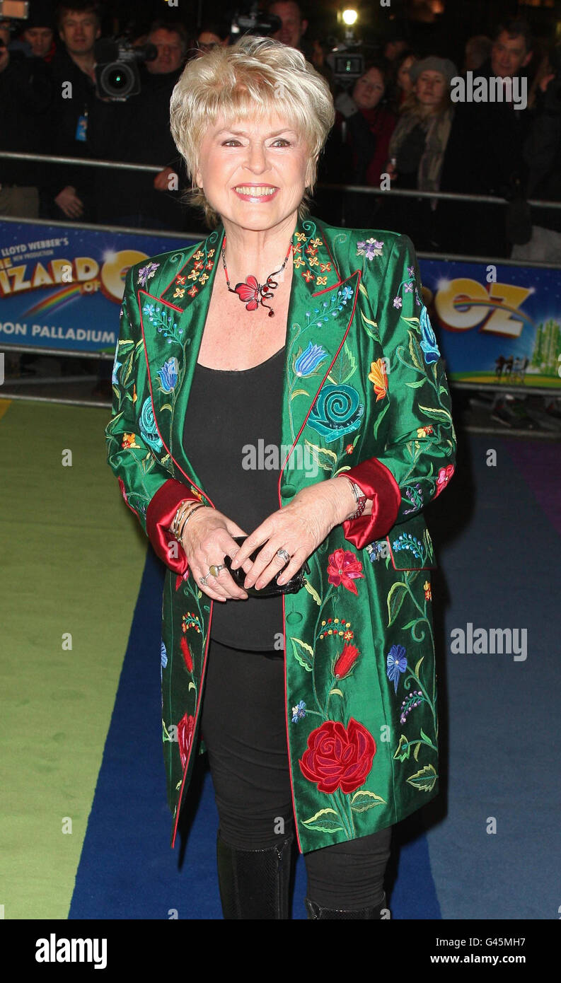 Gloria Hunniford arriva a un evento stampa per 'il Mago di Oz' al London Palladium, nel centro di Londra. Foto Stock
