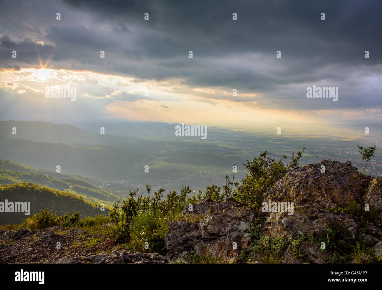 L'occhio dall'alto - sunshine attraverso nuvole temporalesche sulla montagna Vitosha, Bulgaria - come un nel cielo Foto Stock