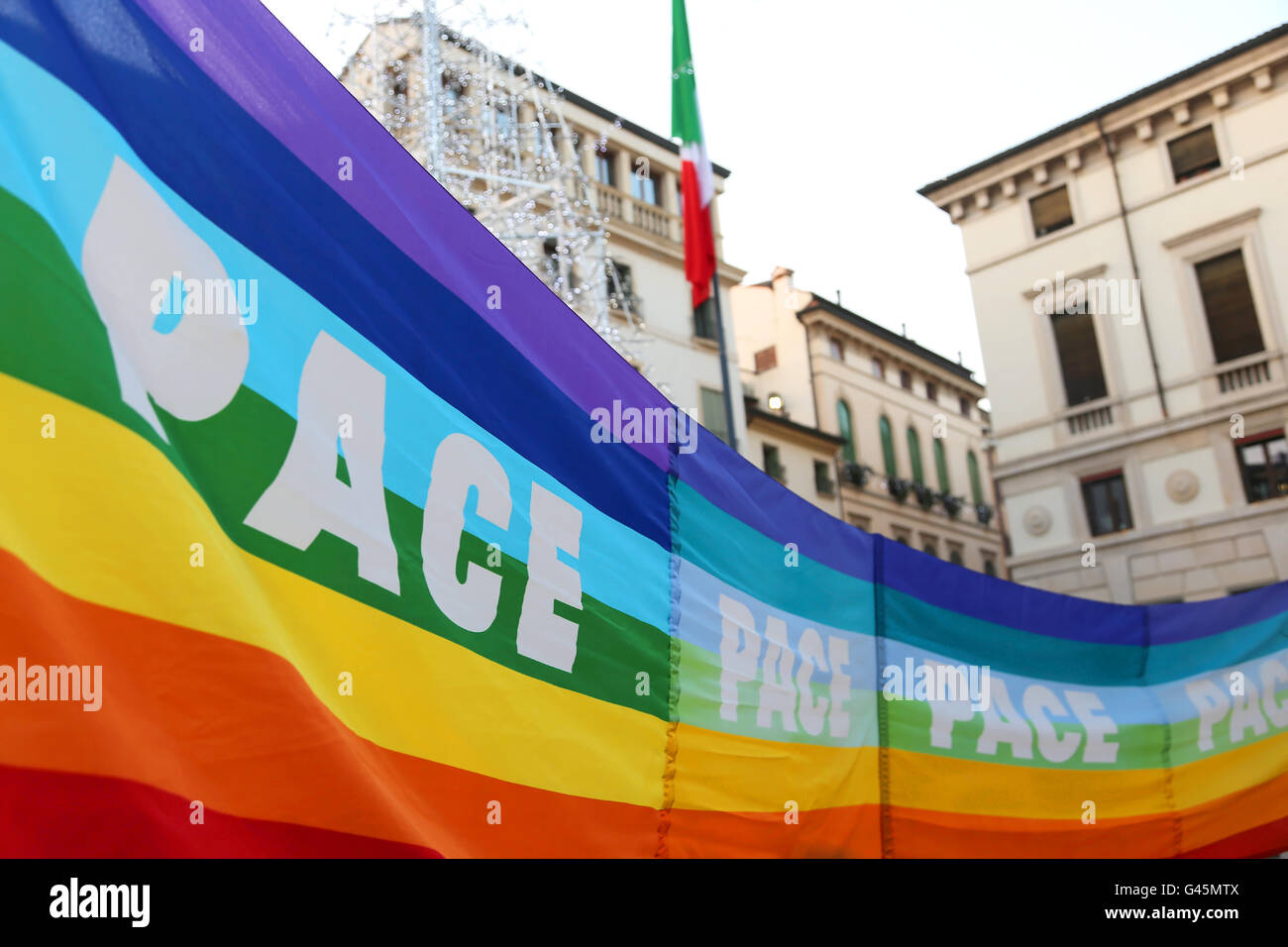 Rainbow bandiera della pace durante una dimostrazione di attivisti per la pace in una piazza italiana Foto Stock