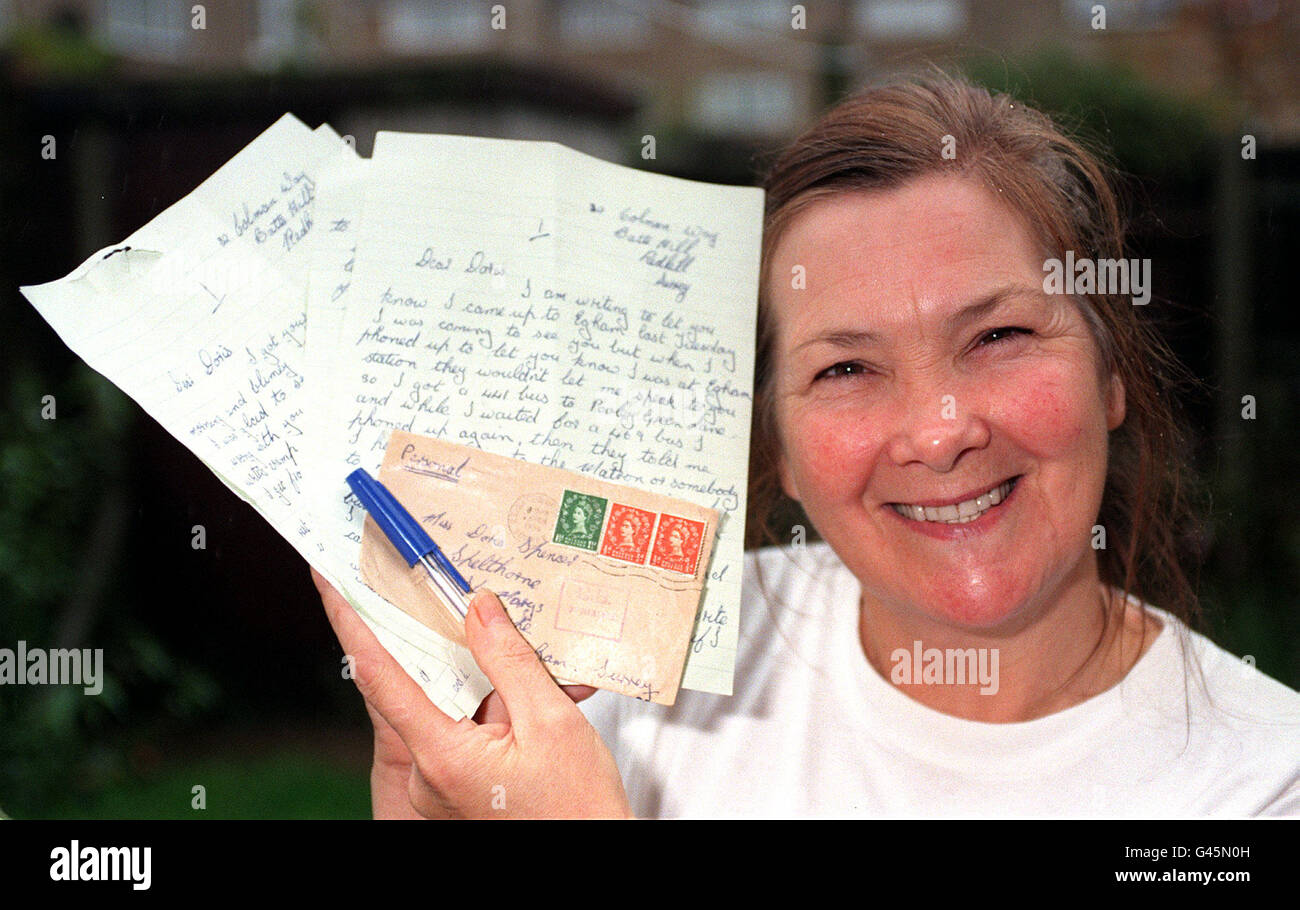 Doris Duligall alle sue case di Hertfordshire questo pomeriggio (domenica) con le lettere d'amore confiscate dalle suore in un convento che frequentava 40 anni fa. La vedova di 58 anni ora vuole rintracciare l'ammiratore, che ha scoperto solo circa cinque settimane fa quando Barnardo le chiese se voleva lei i suoi archivi. Foto di Adam Butler/PA. VEDERE LA STORIA DI PA LETTERE SOCIALI. Foto Stock